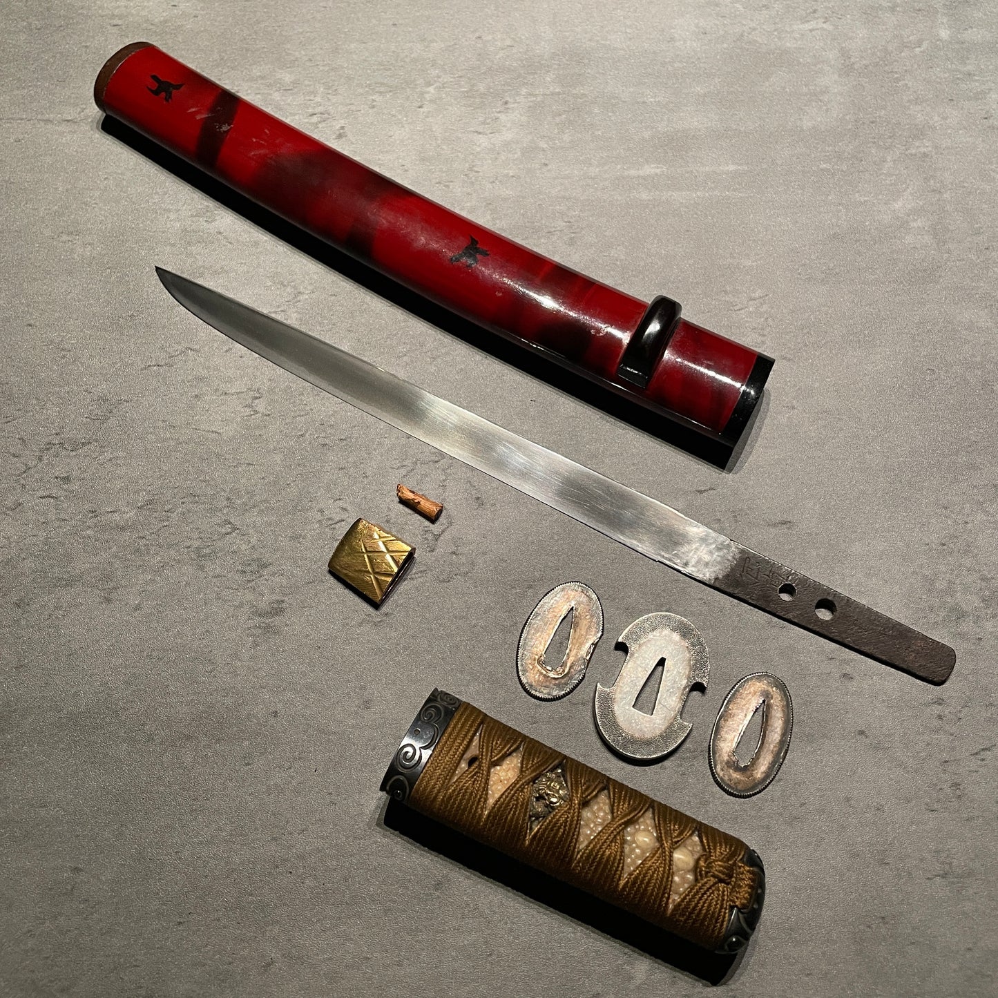 Red TANTO, 包真 Kanezane signed, Guribori 倶利彫 Fuchikashira, Muromachi period