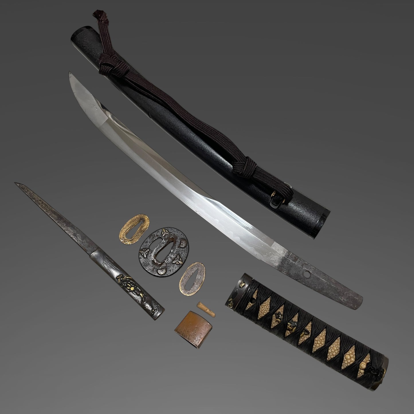 Ookissaki 大切先 Wakizashi, Mouse Fuchikashira 羽箒鼠縁頭, Yanagioni Kozuka, Edo period mumei
