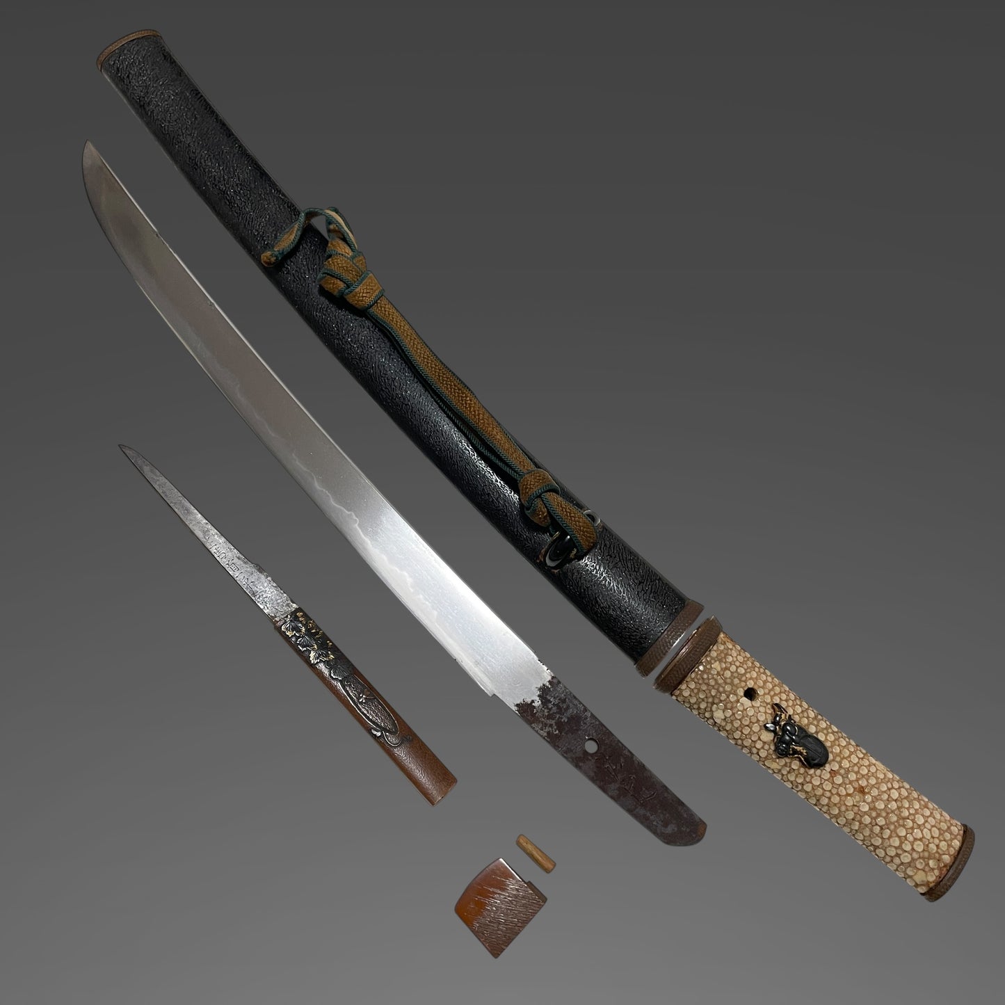 Sukesada 祐定 signed Aikuchi Koshirae Sunnobi-TANTO, Copper Fittings with Kozuka