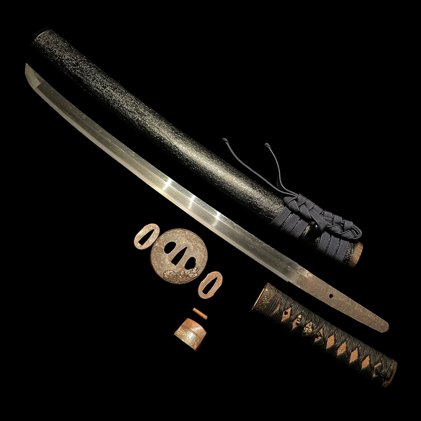 Black Suguha Wakizashi, Jinbutsu-Tsuba 人物図鍔, Edo period mumei