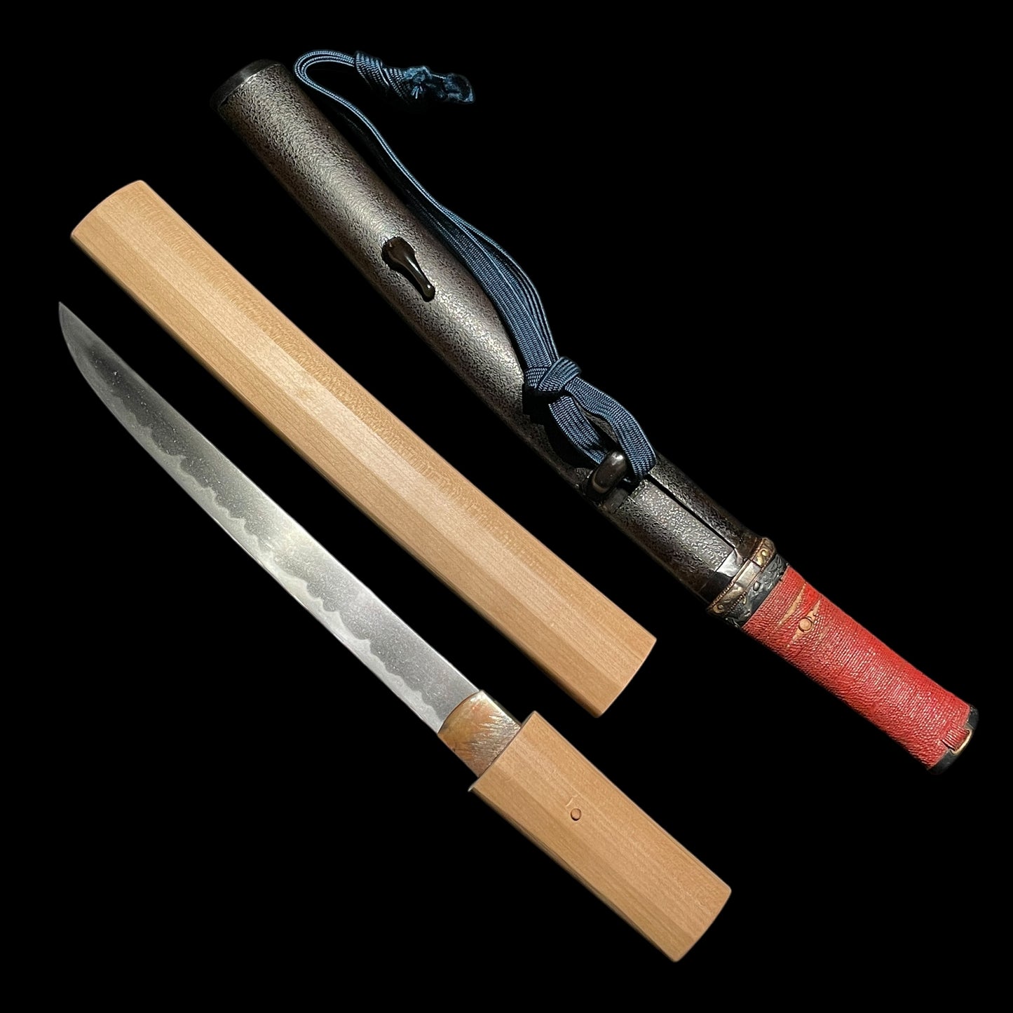 Hirazukuri Red TANTO, Yodomeisho 淀名所 Fuchikashira, with Shirasaya