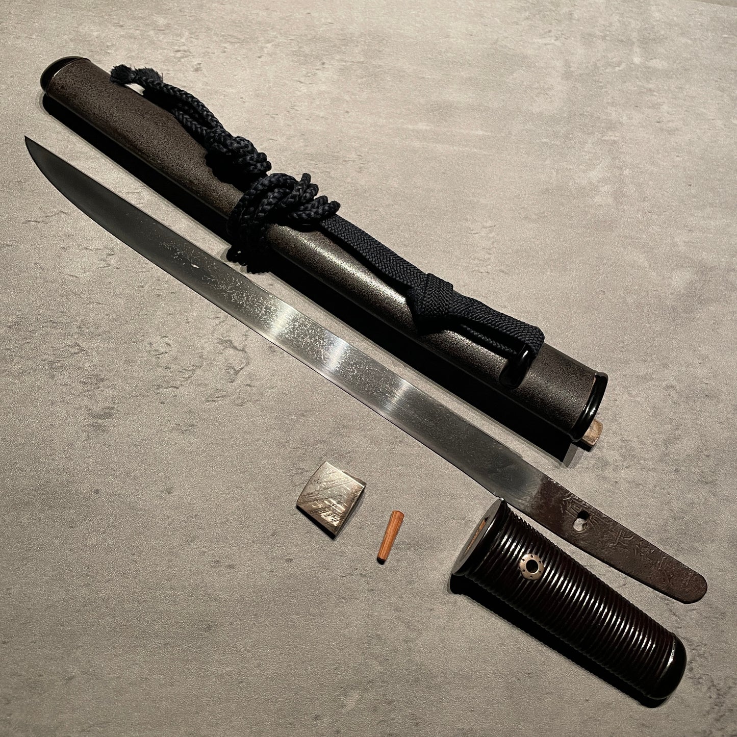 Aikuchi Style TANTO, Bishuosafune Yasumitsu 備州長船康光 signed, Early Muromachi period