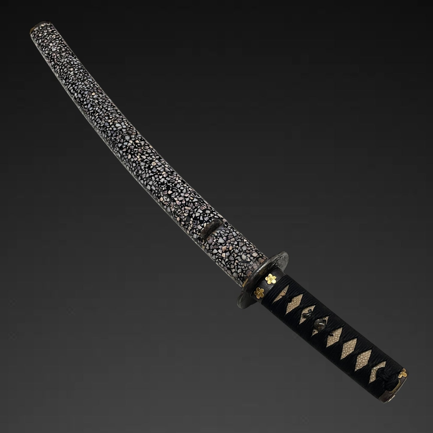 Radensaya 螺鈿鞘 Wide Hirazukuri Wakizashi, Izuminokami Kanesada signed, Plum Fittings
