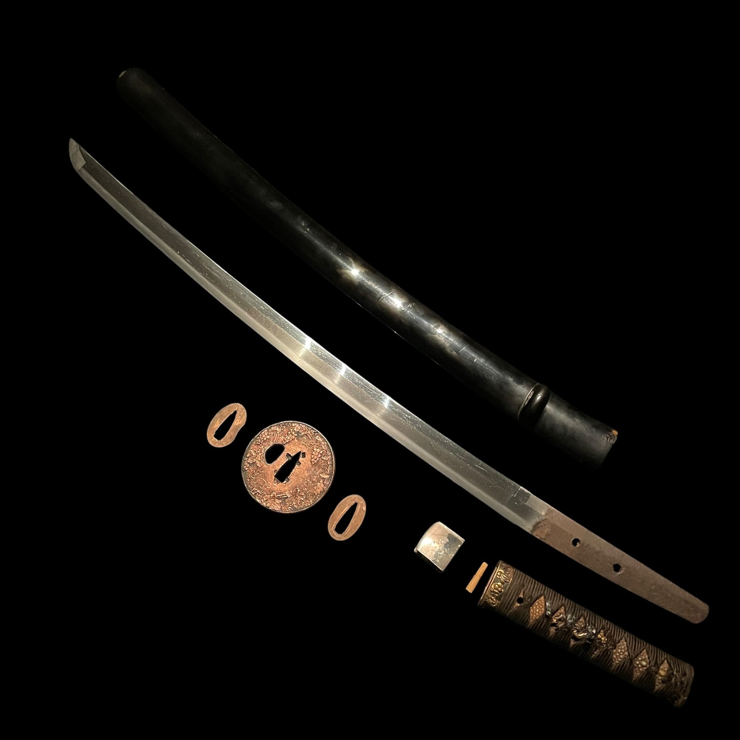 Long Suguha Wakizashi,Tojinbutsu 唐人物 Fuchikashira, Edo period mumei