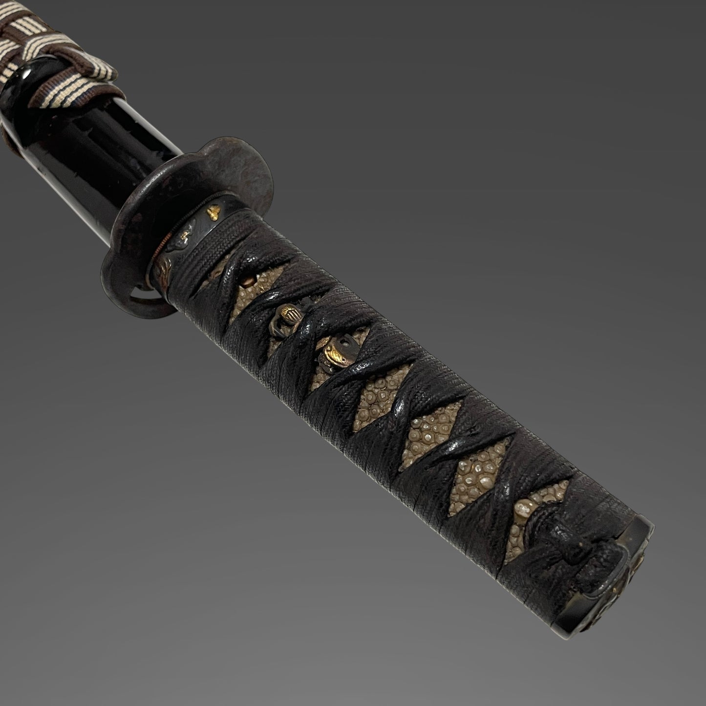 Hirazukuri Wakizashi, Frogs and Willows Fuchi, Bohi 棒樋 blade, Muromachi period mumei