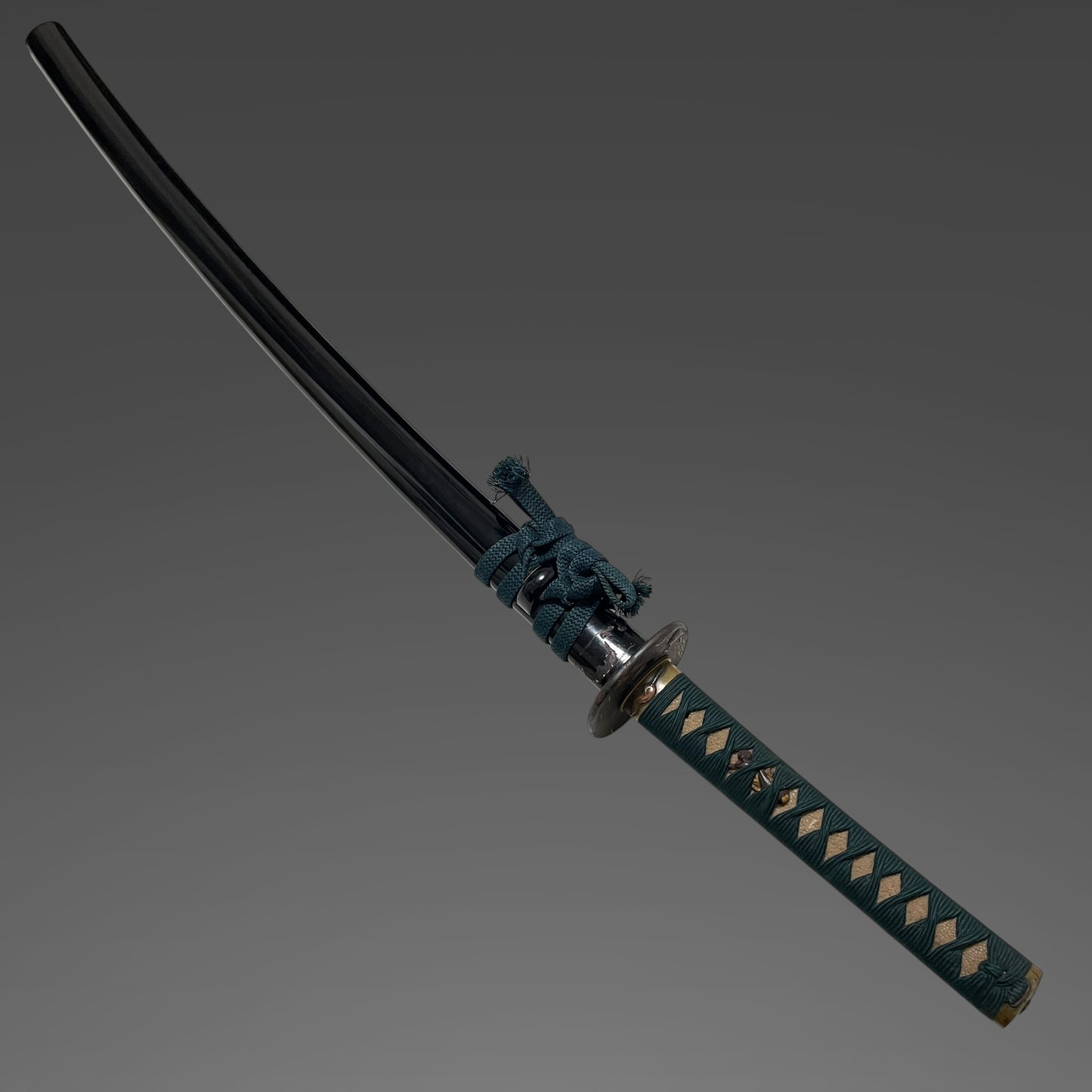 Bushuju Yasuyoshi 武州住安儀 signed KATANA, Mitsutomo 光朝 signed Daruma 達磨 Fuchikashira, Edo period