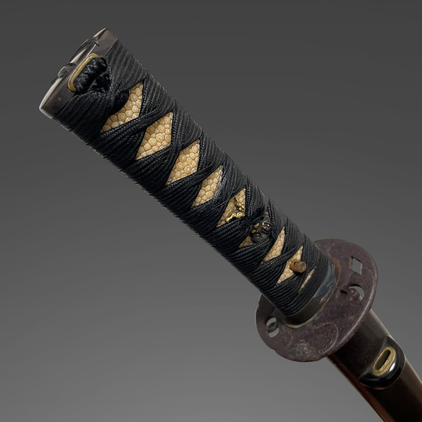Katsumitsu 勝光 signed Wakizashi, Shibuichi Fuchikashira, Muromachi period, with Shirasaya
