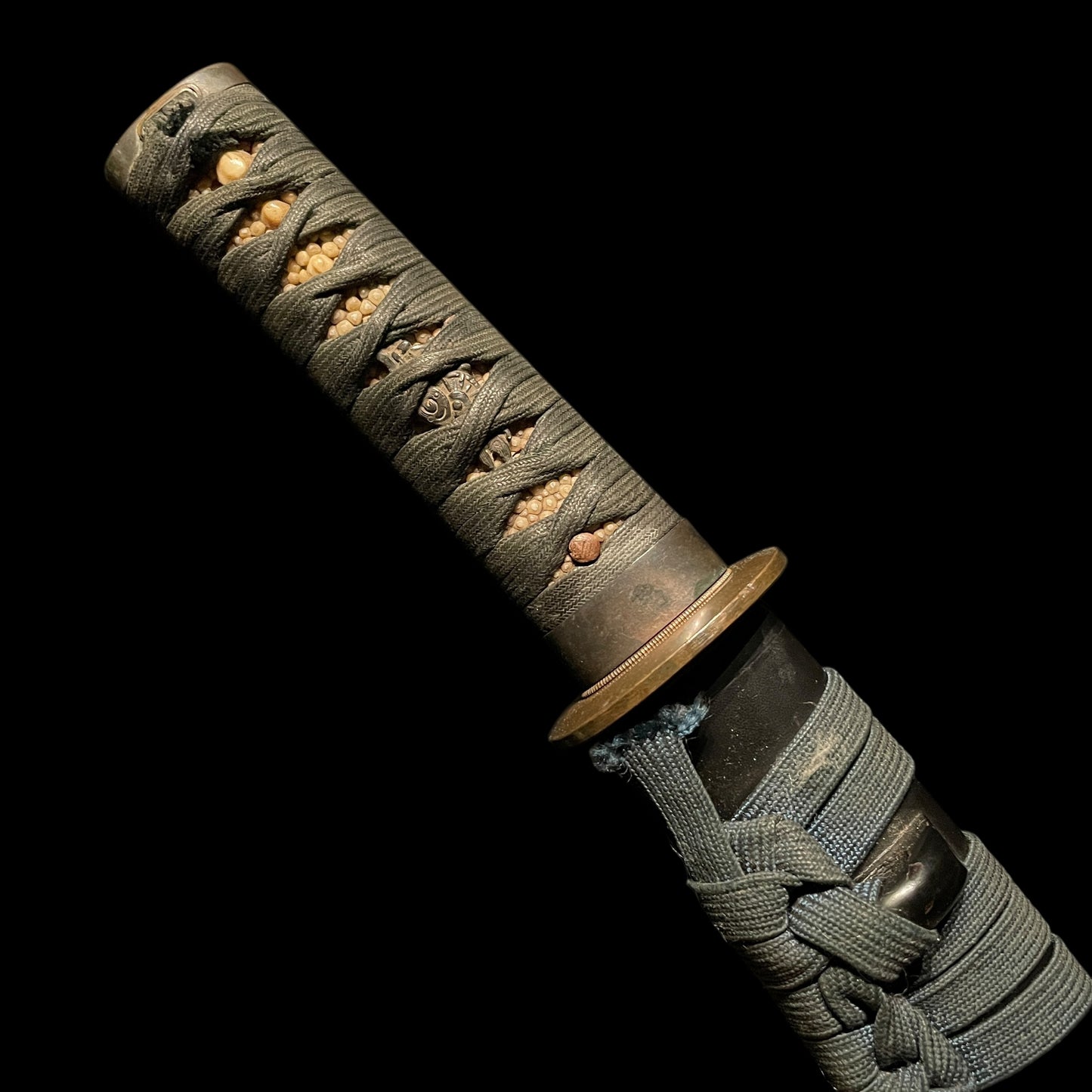 Kaneie 兼舎 signed Hirazukuri TANTO with KOZUKA, Muromachi period