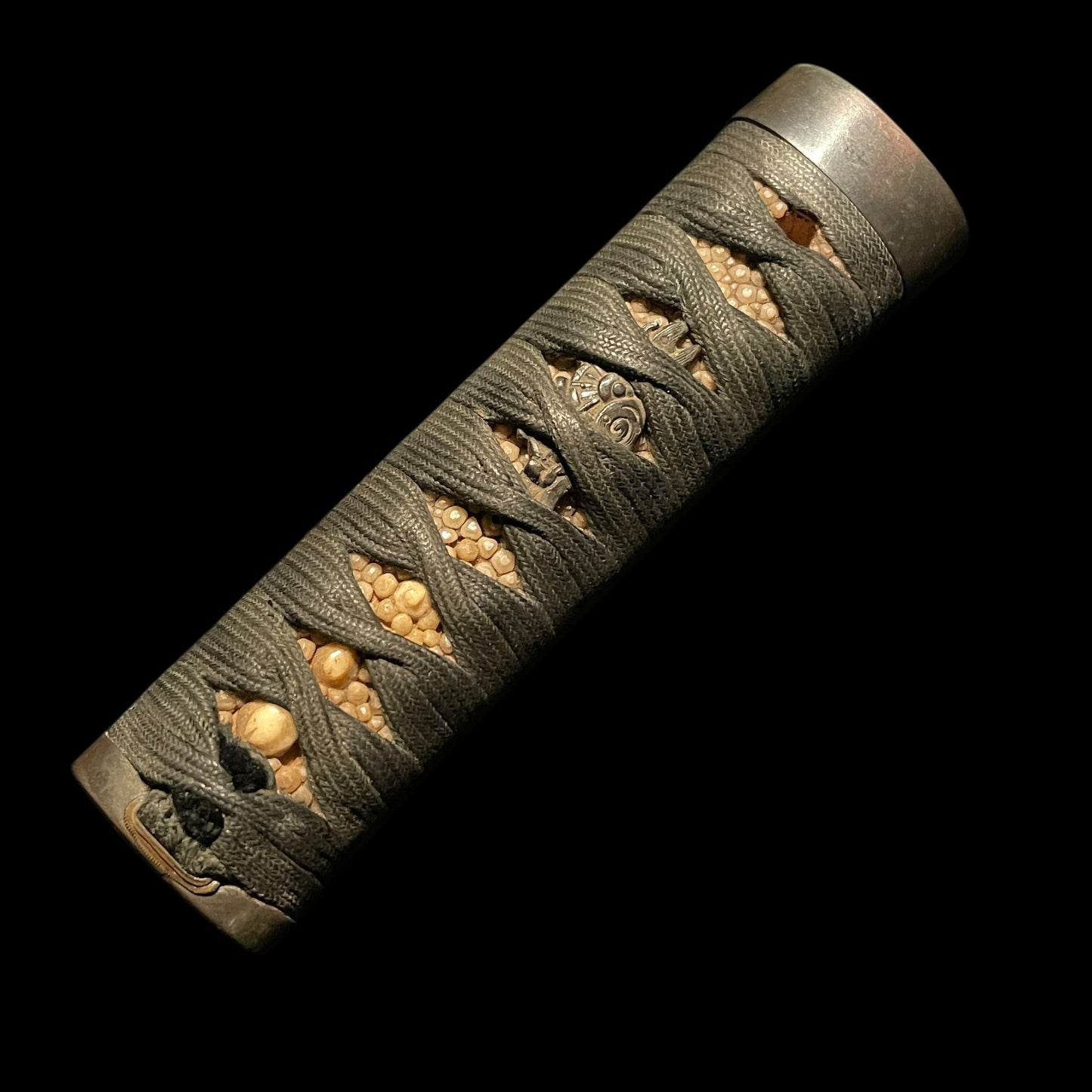 Kaneie 兼舎 signed Hirazukuri TANTO with KOZUKA, Muromachi period