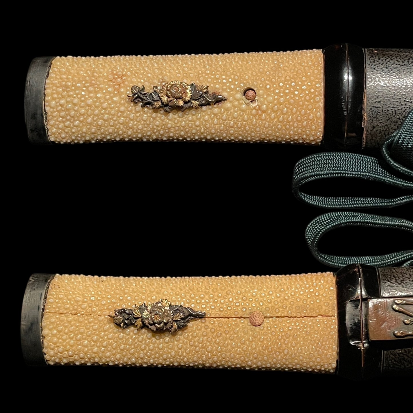 Heavy Aikuchi TANTO,  Sekishuju Kiyoshige 石州住清重 signed, with Kozuka, Edo period