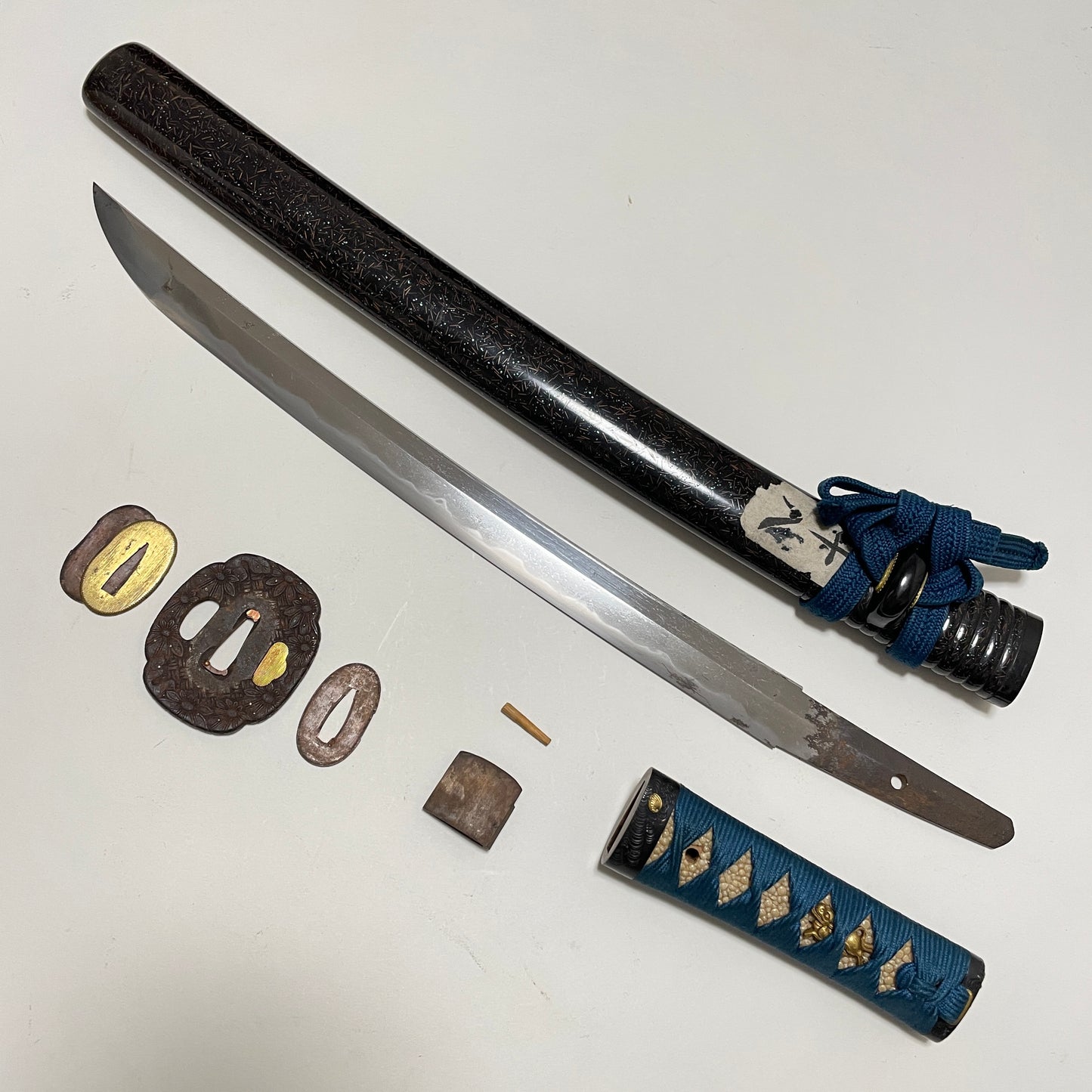 Large Kissaki Wakizashi, Shell Fuchikashira 貝縁頭, Edo period mumei