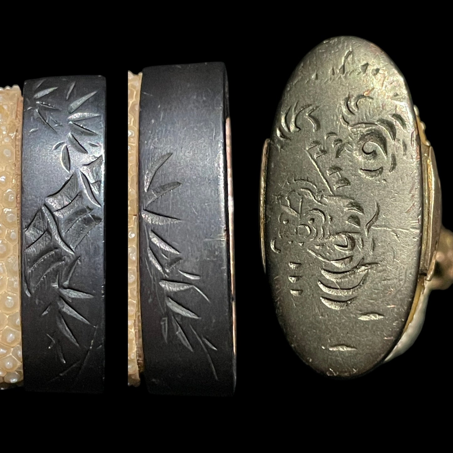 竹虎 Bbamboo and Tiger Fuchikashira, Edo period WAKIZASHI, signed TSUBA