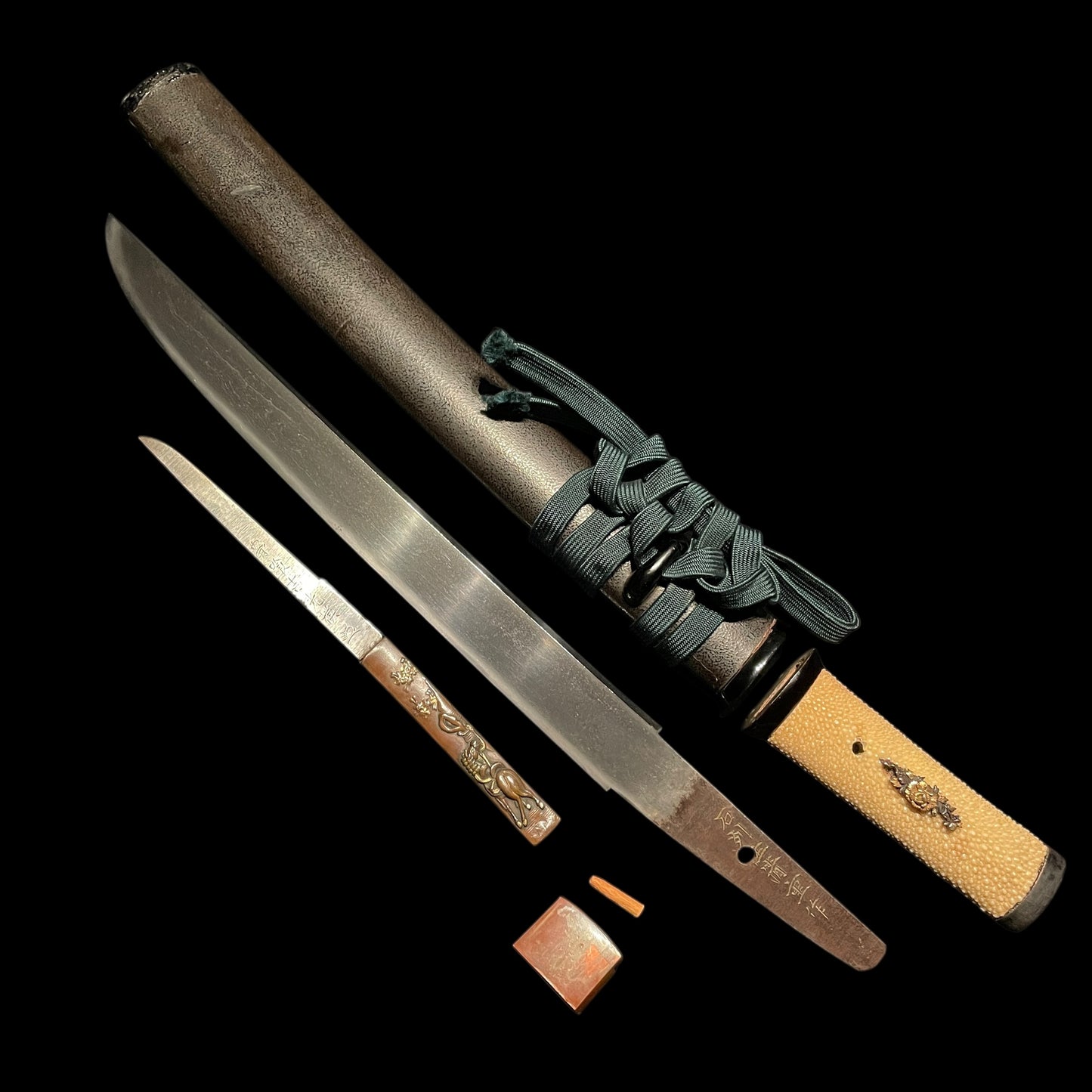 Heavy Aikuchi TANTO,  Sekishuju Kiyoshige 石州住清重 signed, with Kozuka, Edo period