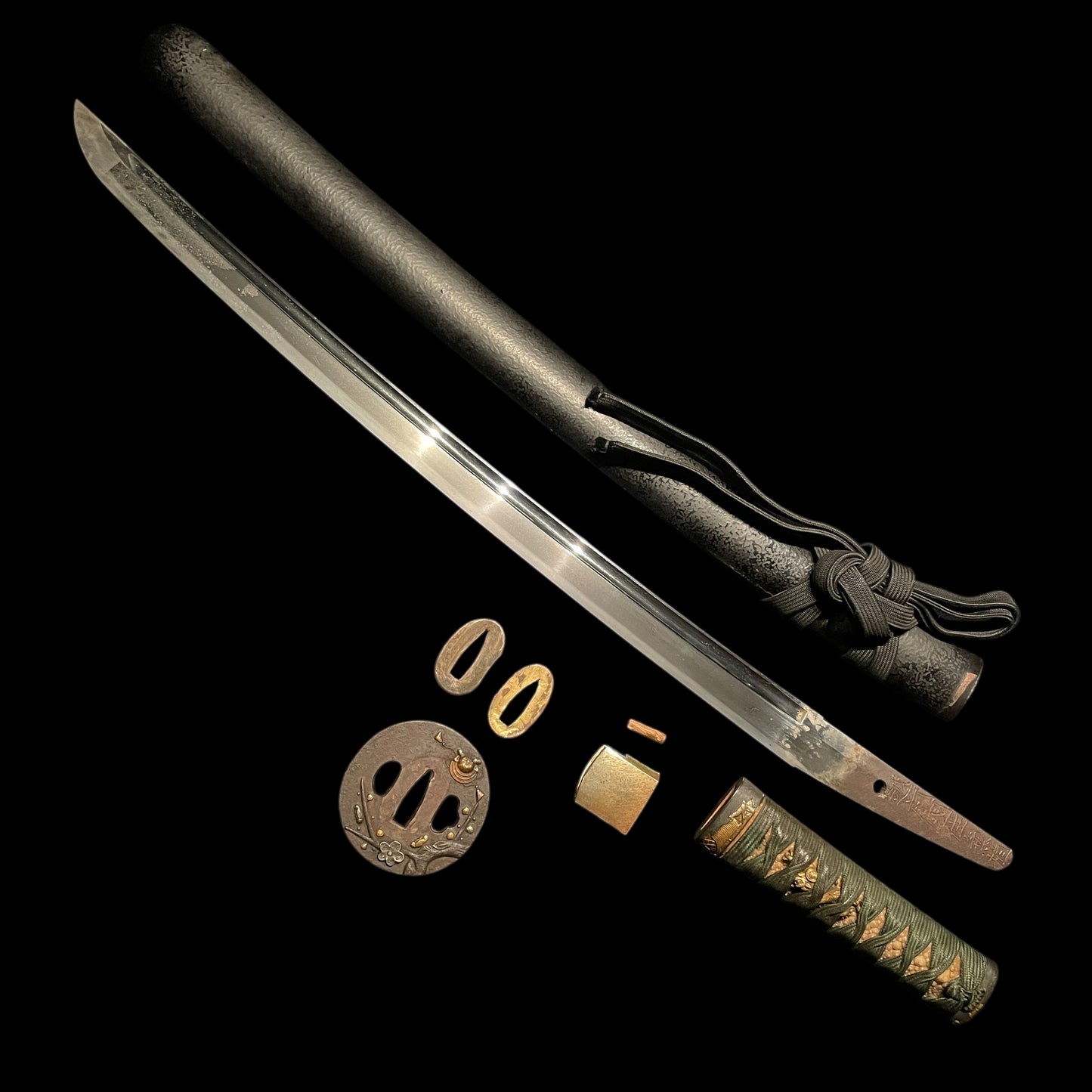 Echizenkoku Kanetane 越前國兼植 signed Wakizashi, Plum and Kabuto Tsuba, Edo period