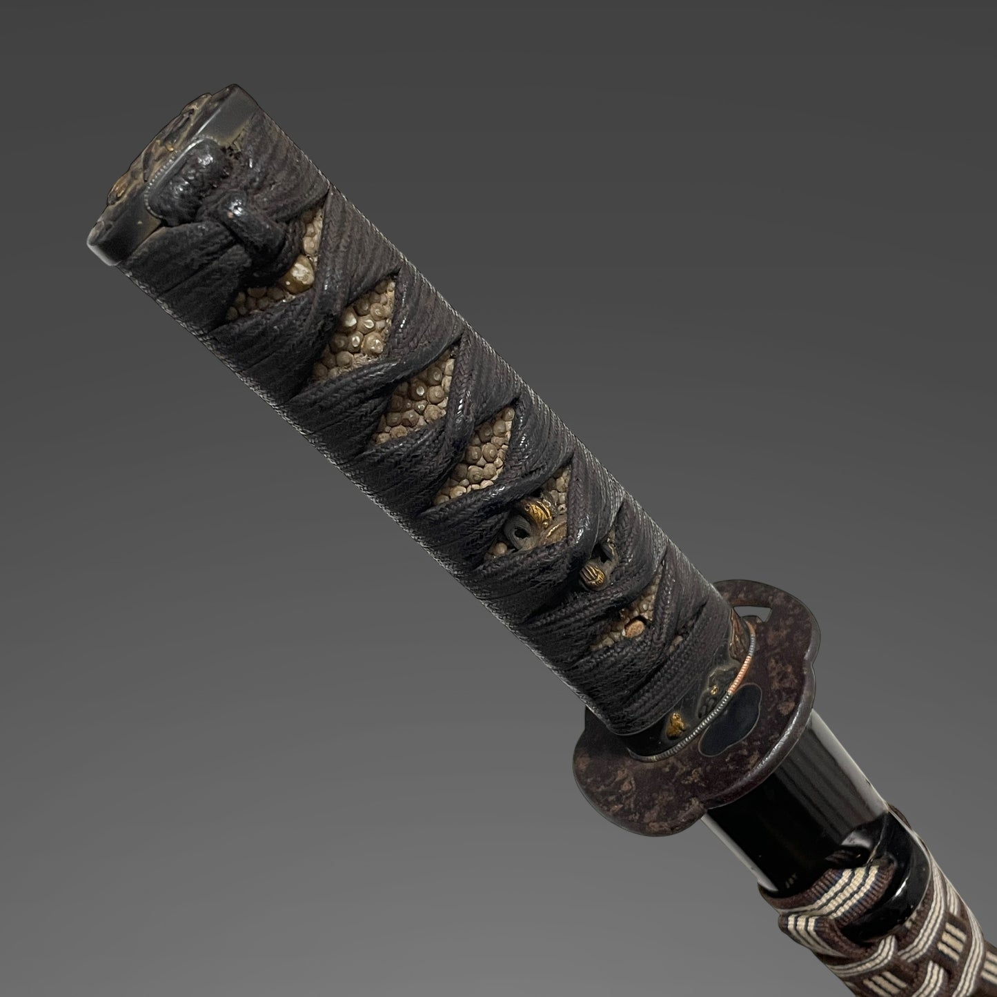 Hirazukuri Wakizashi, Frogs and Willows Fuchi, Bohi 棒樋 blade, Muromachi period mumei
