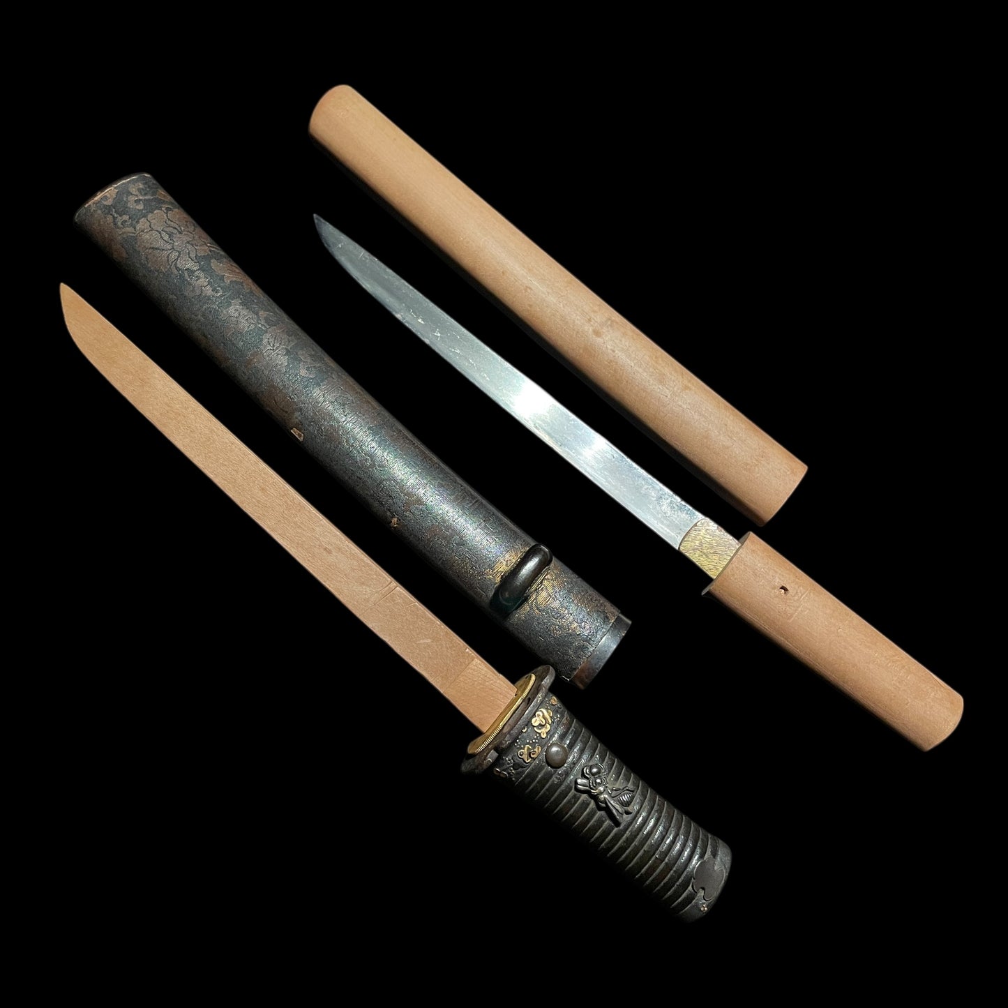 YOROIDOSHI 鎧通 in High-quality Koshirae, Spider and Bee Meuki, with Shirasaya