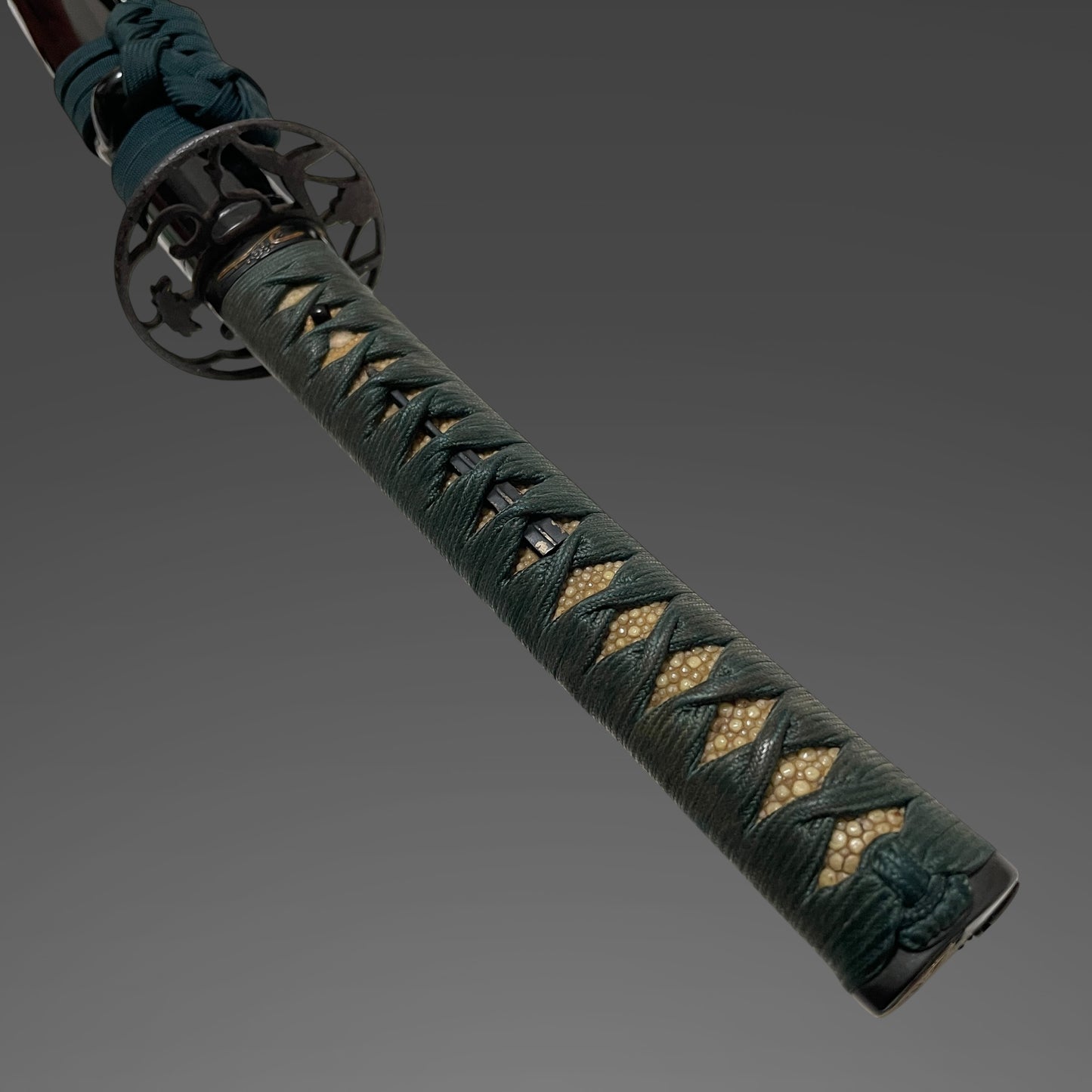 Masamehada 柾目肌 KATANA, Flowers and Vase Fuchikashira, Edo period mumei
