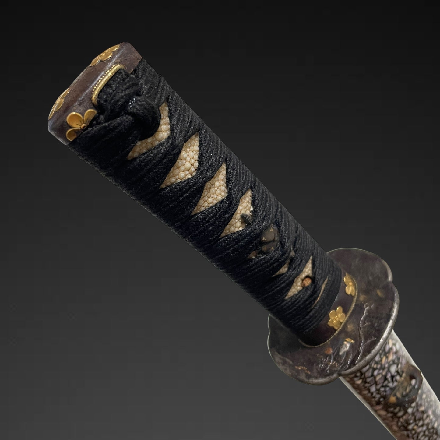 Radensaya 螺鈿鞘 Wide Hirazukuri Wakizashi, Izuminokami Kanesada signed, Plum Fittings