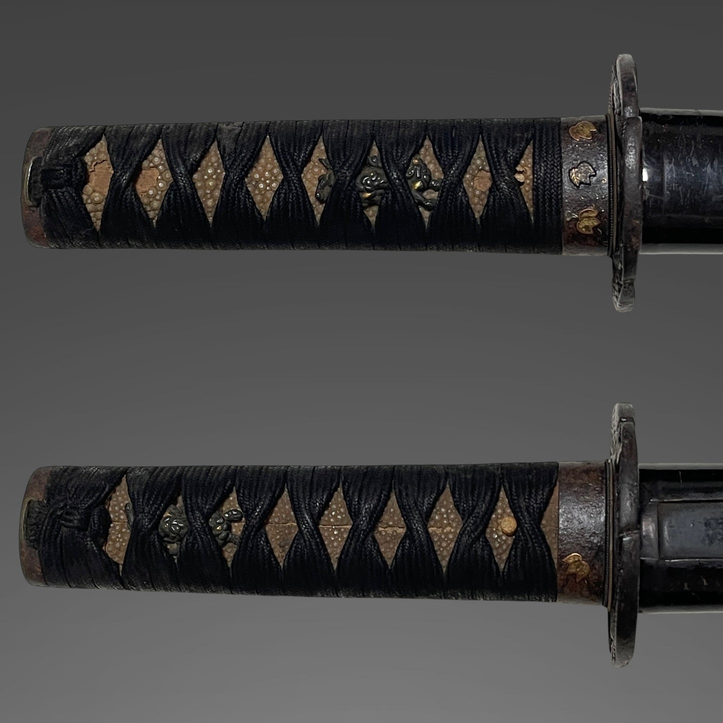 Tsutamon Fuchikashira 蔦紋縁頭 Long Wakizashi, Shakudo Shishi Menuki, Edo period mumei
