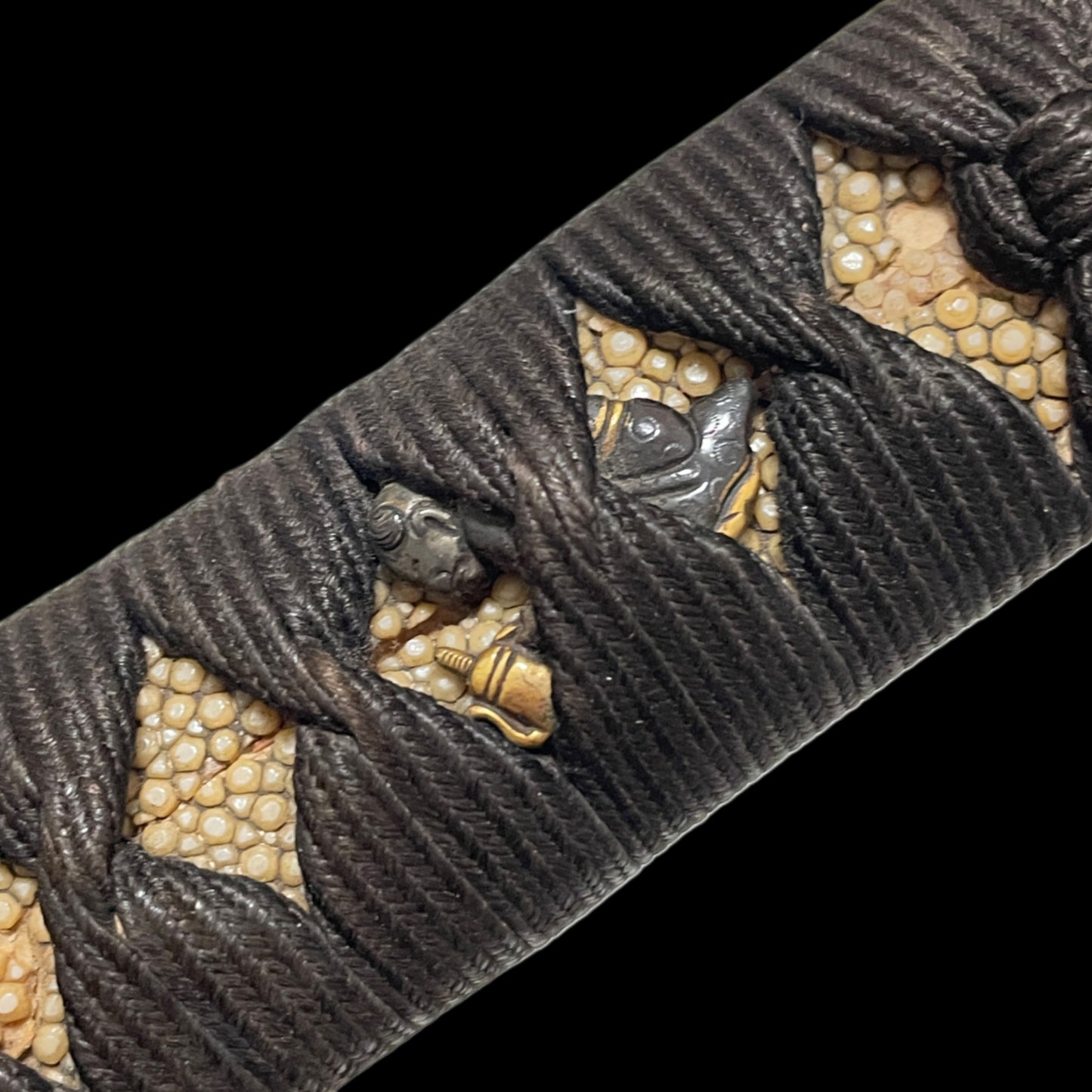 Gunbai-Fuchikashira 軍配縁頭 Wakizashi, Wide Hamon, Edo period mumei