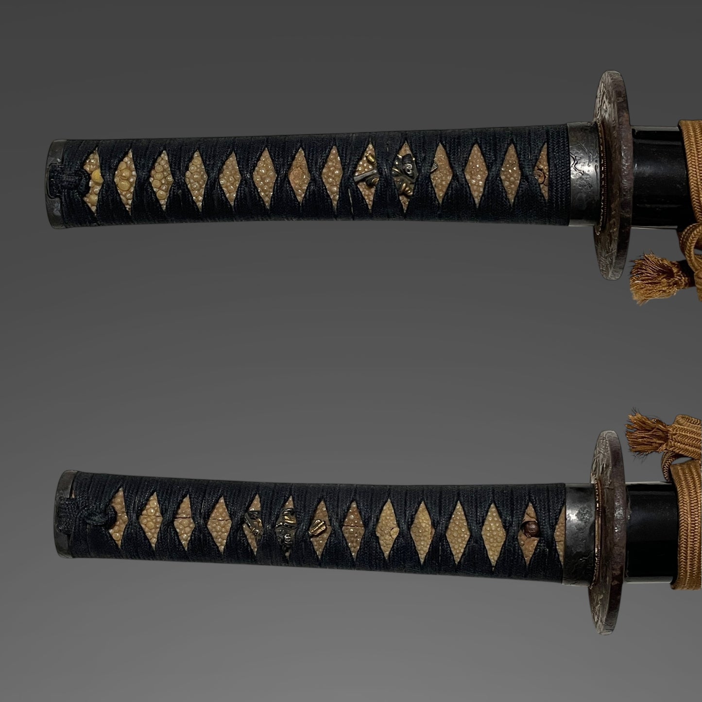 Long Wakizashi, Furukawa Genchin signed Fuchi, Samurai Menuki, Edo period mumei