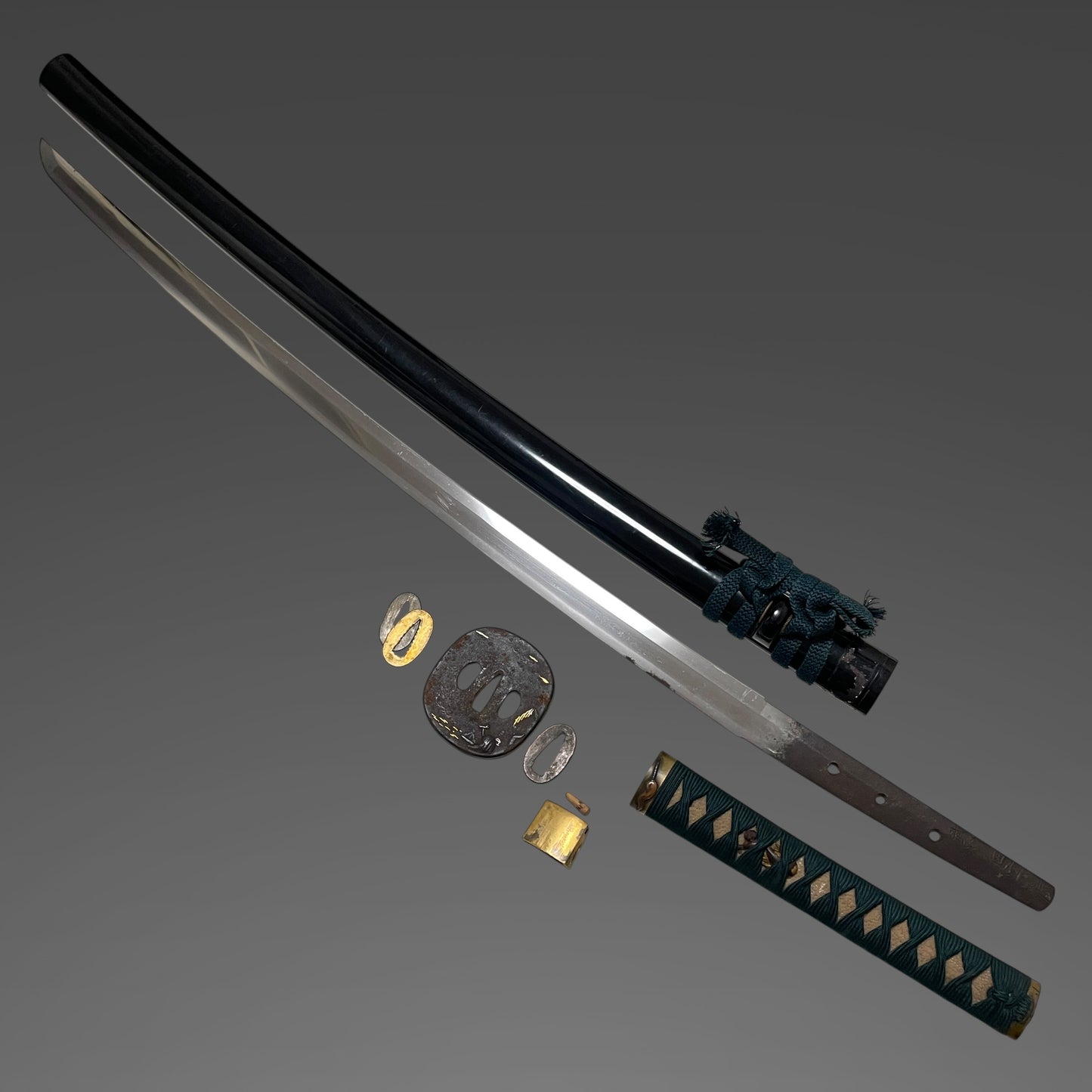 Bushuju Yasuyoshi 武州住安儀 signed KATANA, Mitsutomo 光朝 signed Daruma 達磨 Fuchikashira, Edo period