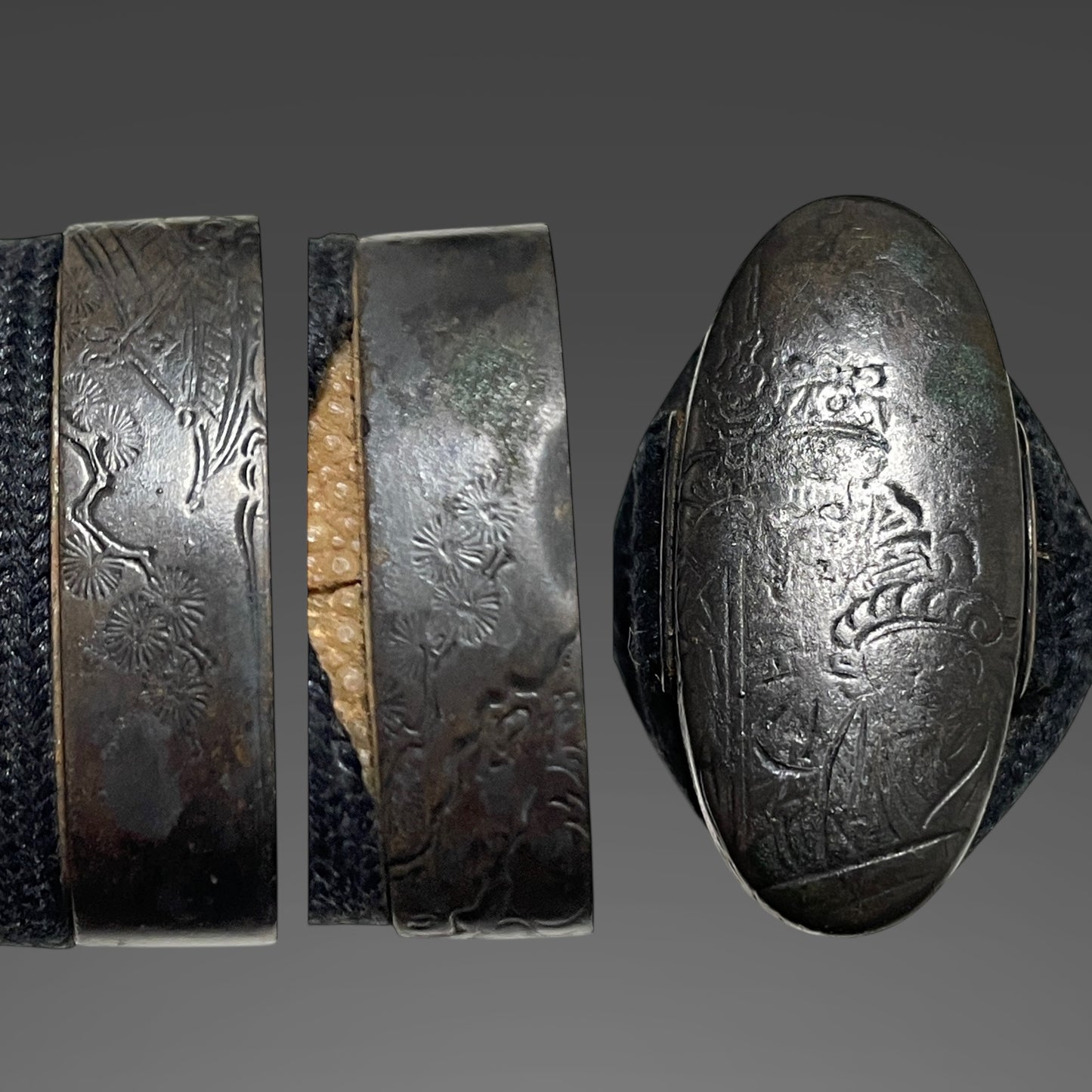 Long Wakizashi, Furukawa Genchin signed Fuchi, Samurai Menuki, Edo period mumei