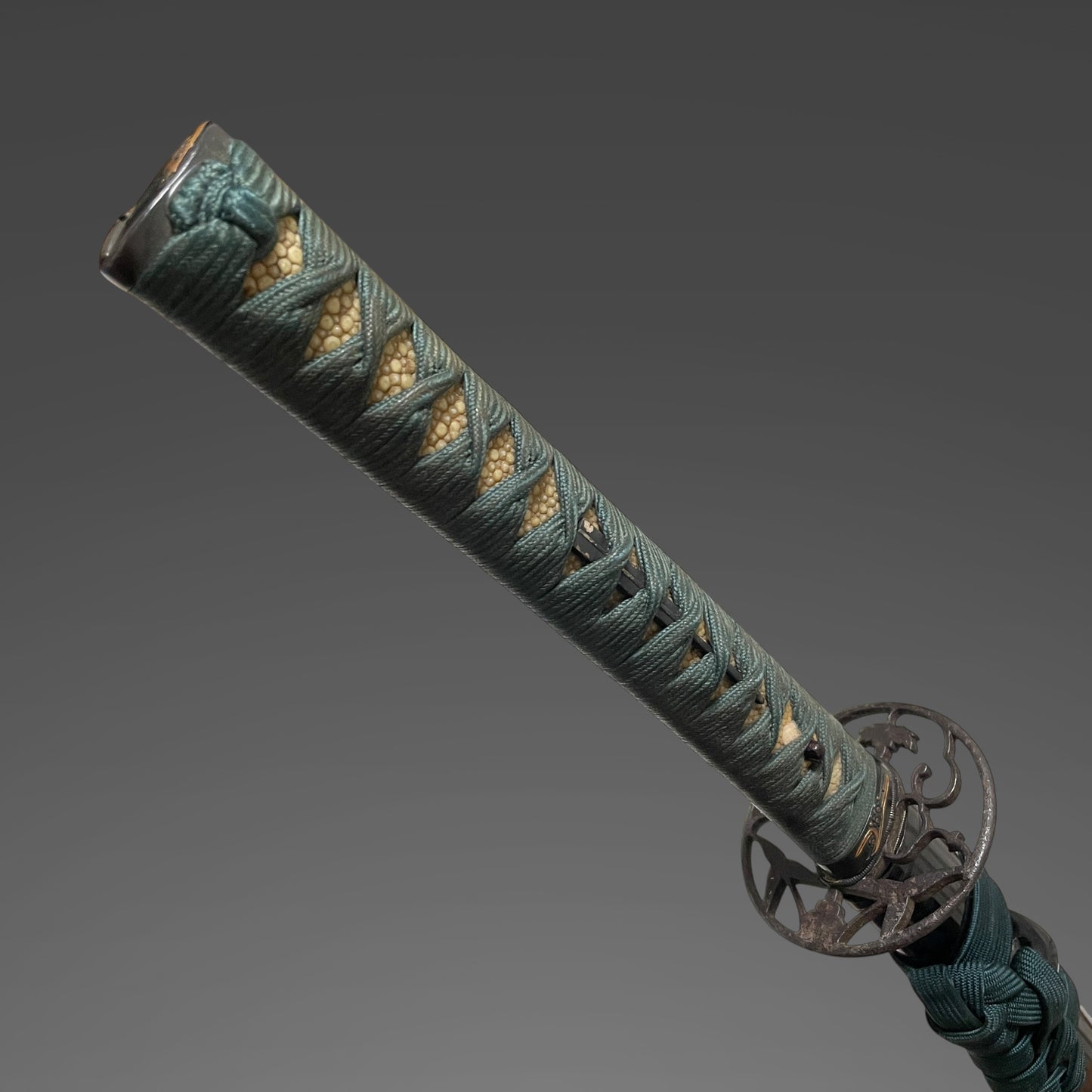 Masamehada 柾目肌 KATANA, Flowers and Vase Fuchikashira, Edo period mumei