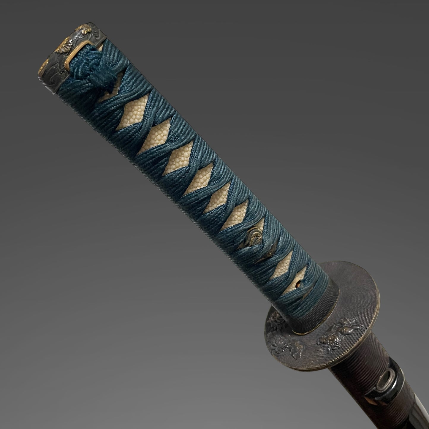 Katsushige 勝重 signed Long Wakizashi, Botanjishi Tsuba, Dragon Kozuka, Edo period
