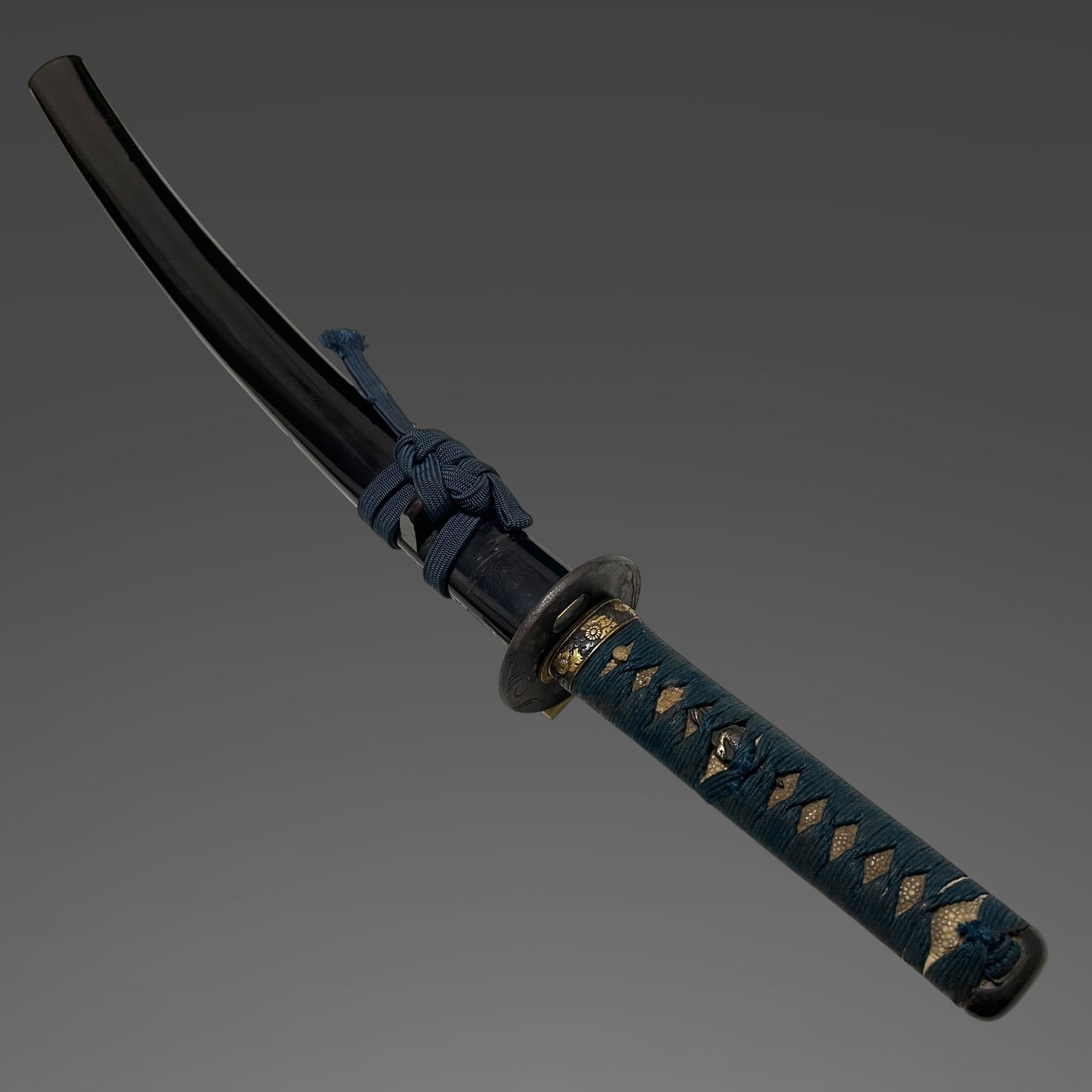 KOGARASUMARU-ZUKURI 小烏丸造 Long Wakizashi, Kanemoto 兼元 signed, Muromachi period