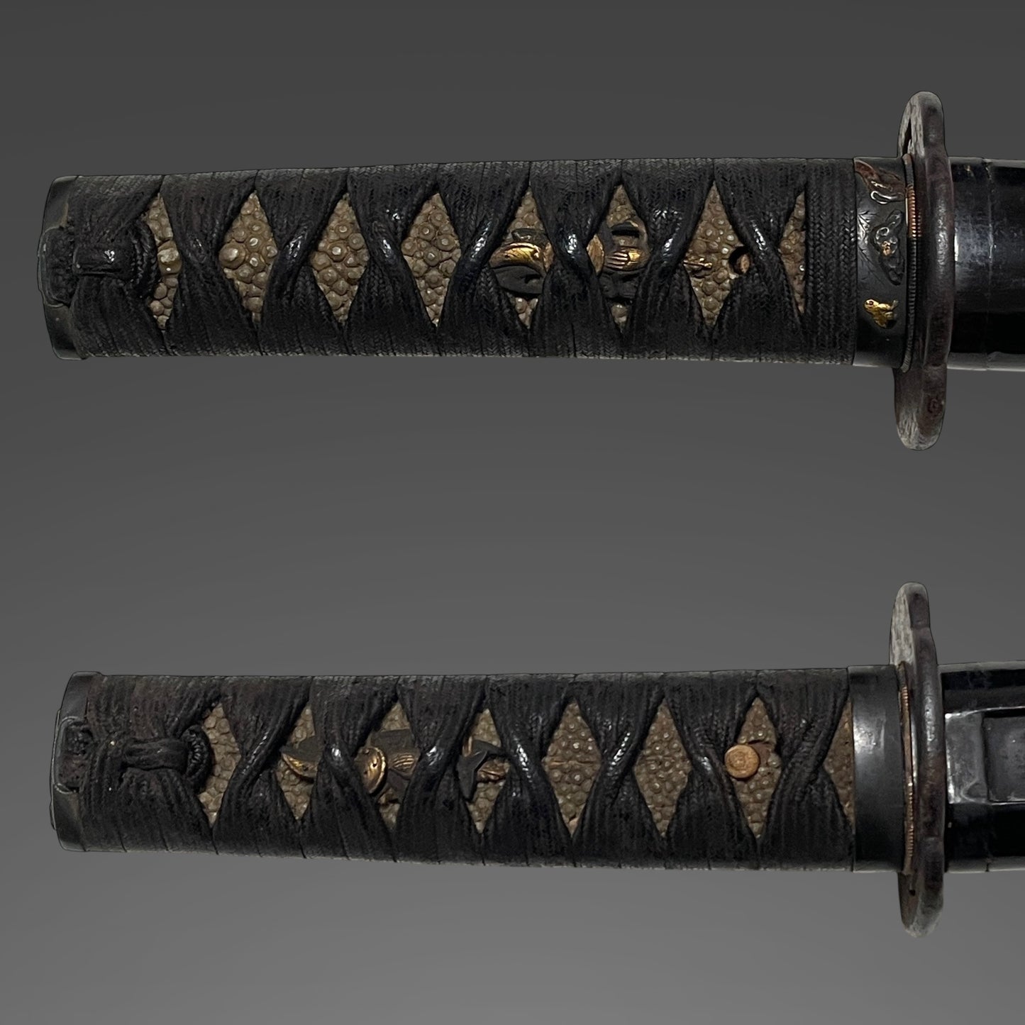 Hirazukuri Wakizashi, Frogs and Willows Fuchi, Bohi 棒樋 blade, Muromachi period mumei