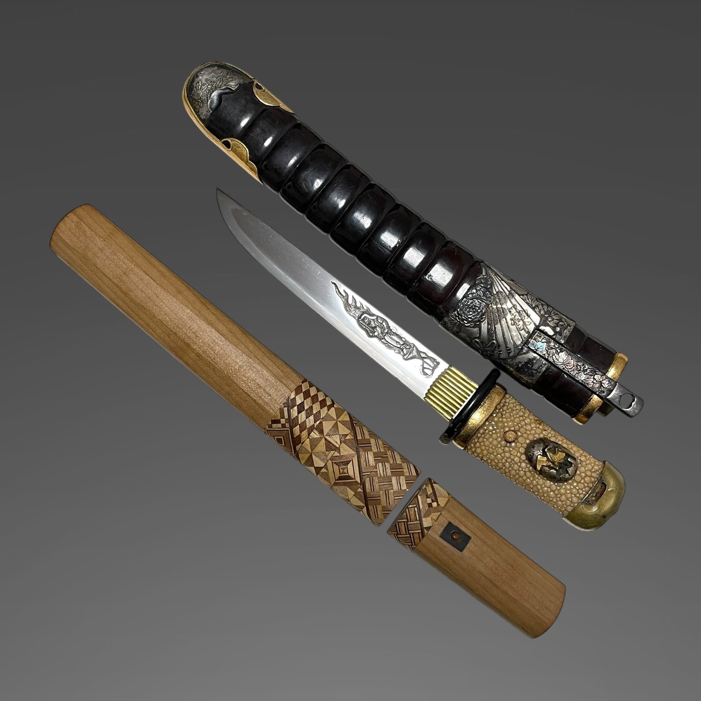 HORIMONO 彫物 Tanto, Fudo-Myoo 不動明王, with Kozuka Kogai, Edo period mumei