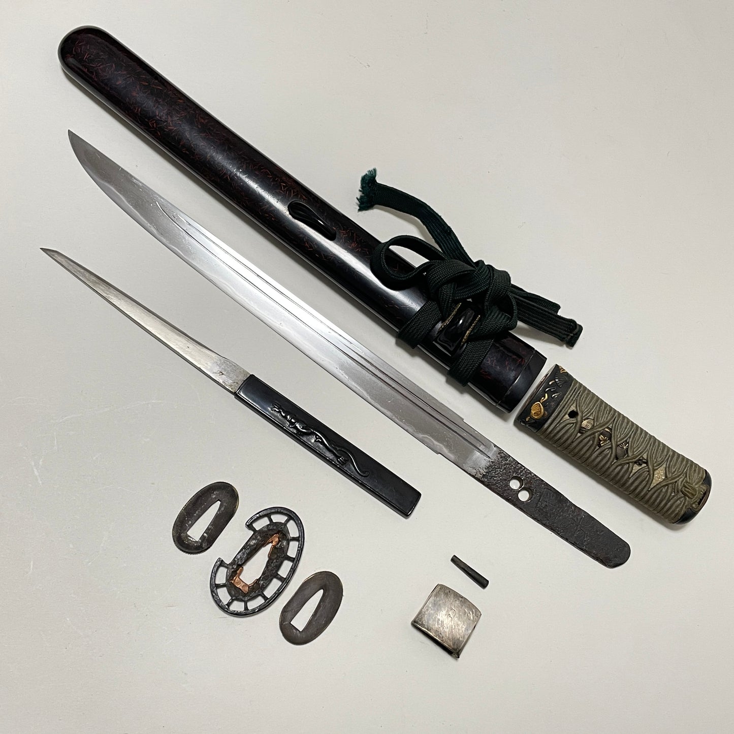 Kunimitsu 國光 signed TANTO, Dragon Kozuka, Shell Fuchi, Muromachi period