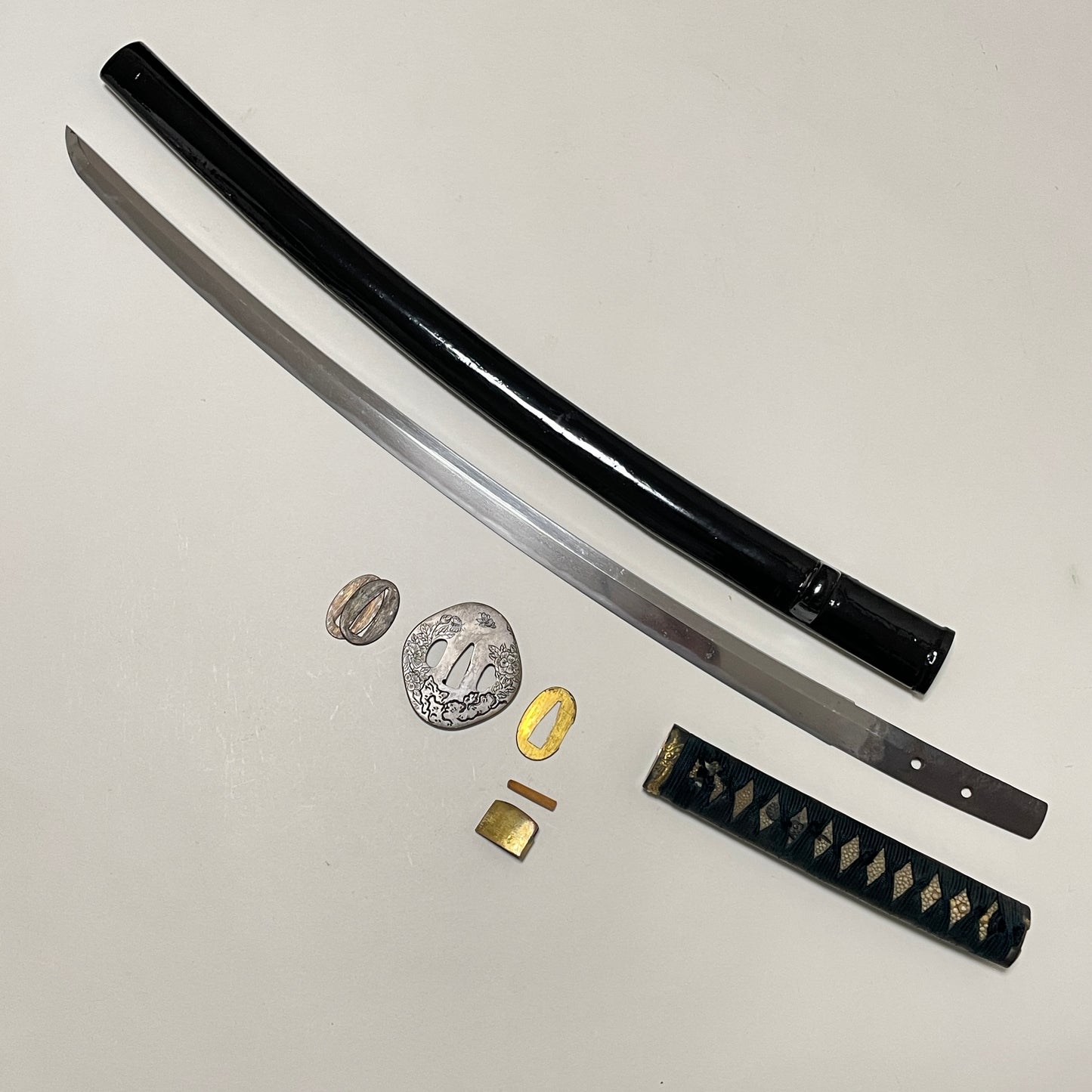Dragon Fuchikashira, Bishuosa 1470s 備州長 文明二年 signed Long Wakizashi, Brass Tsuba