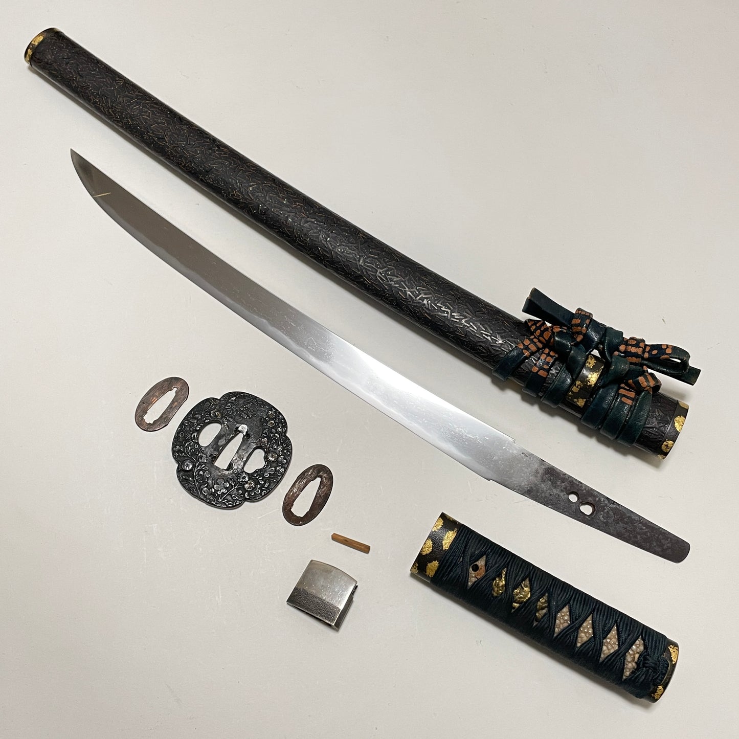 Kanesugi 兼杦 signed Sunnobi-TANTO 寸延短刀, Late Muromachi period
