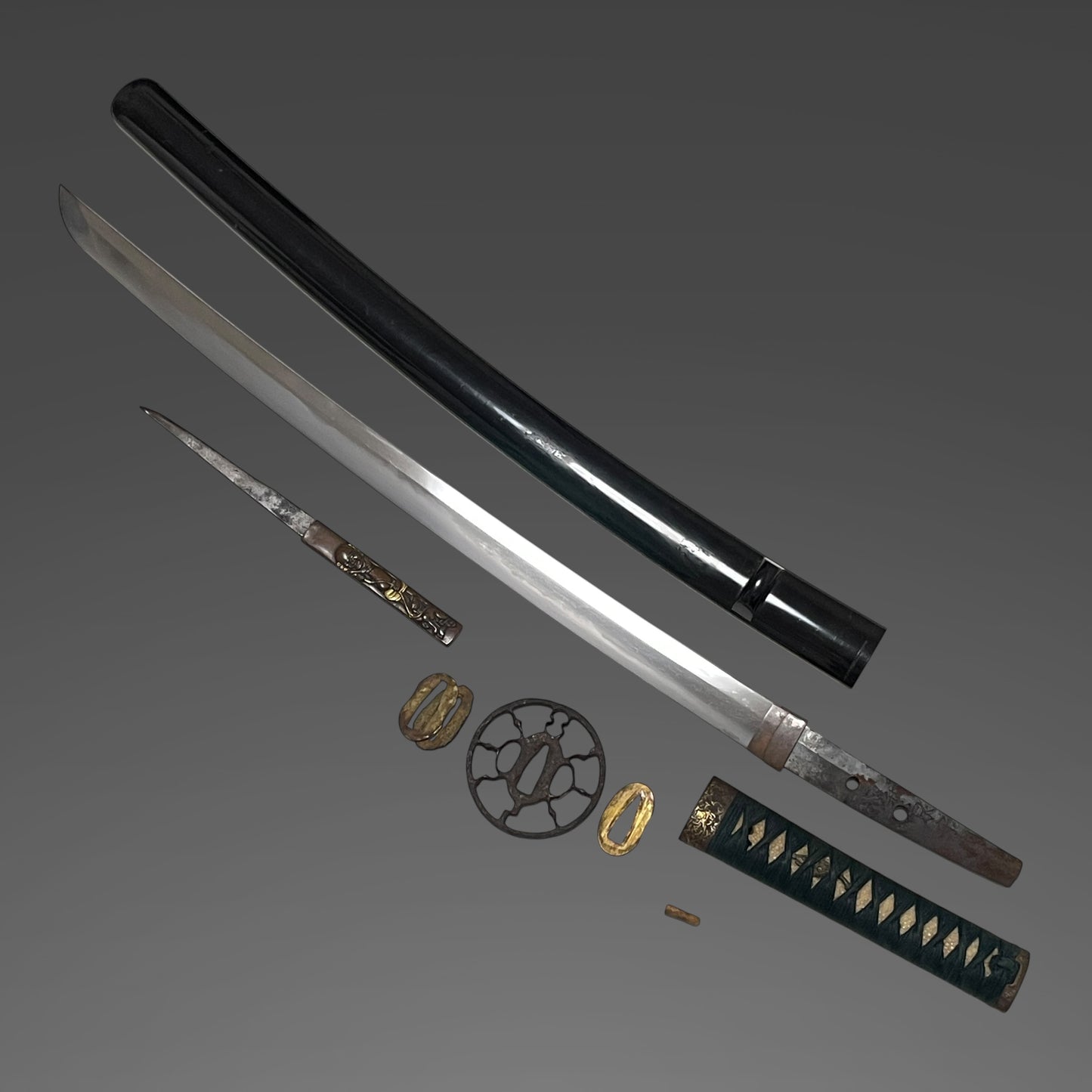 Izuminokami Kunisada 和泉守國貞 signed Wakizashi, with Kozuka, Edo period