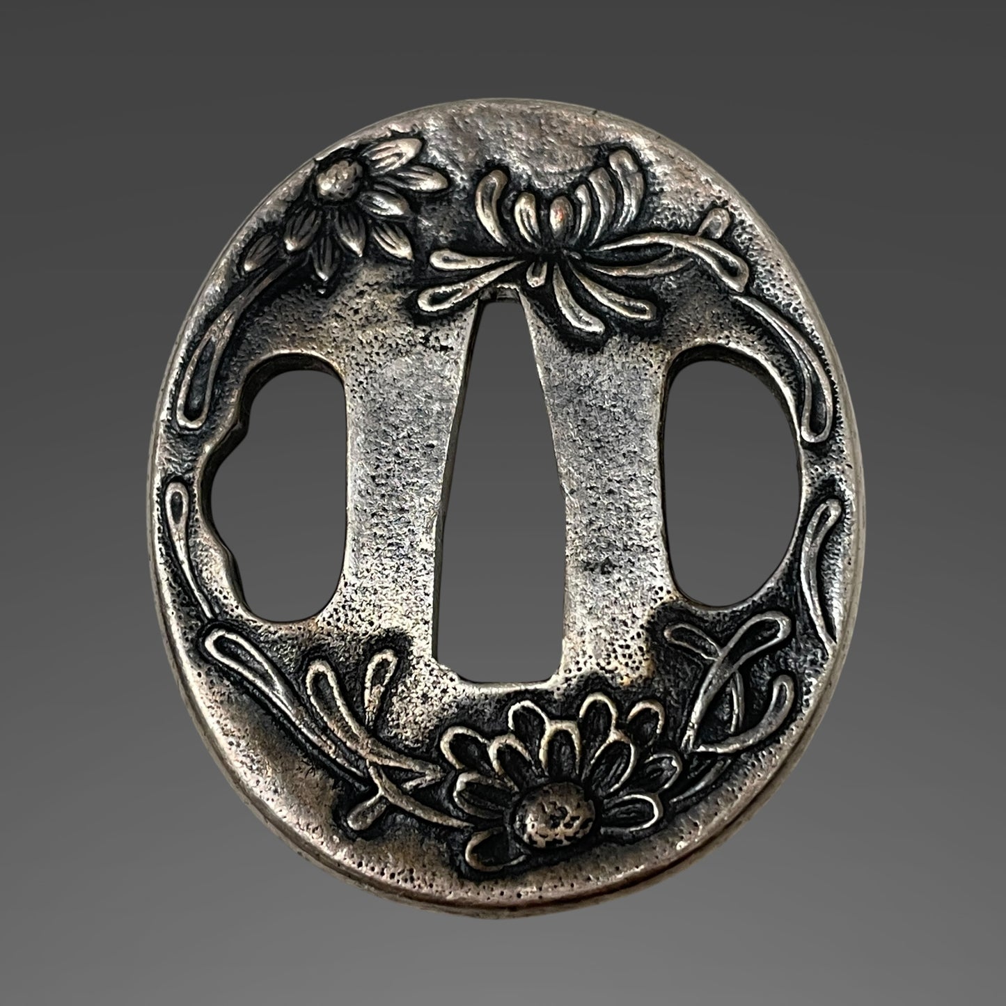 Chrysanthemum Tsuba 菊鍔 Short Wakizashi, Thick blade, Edo period mumei