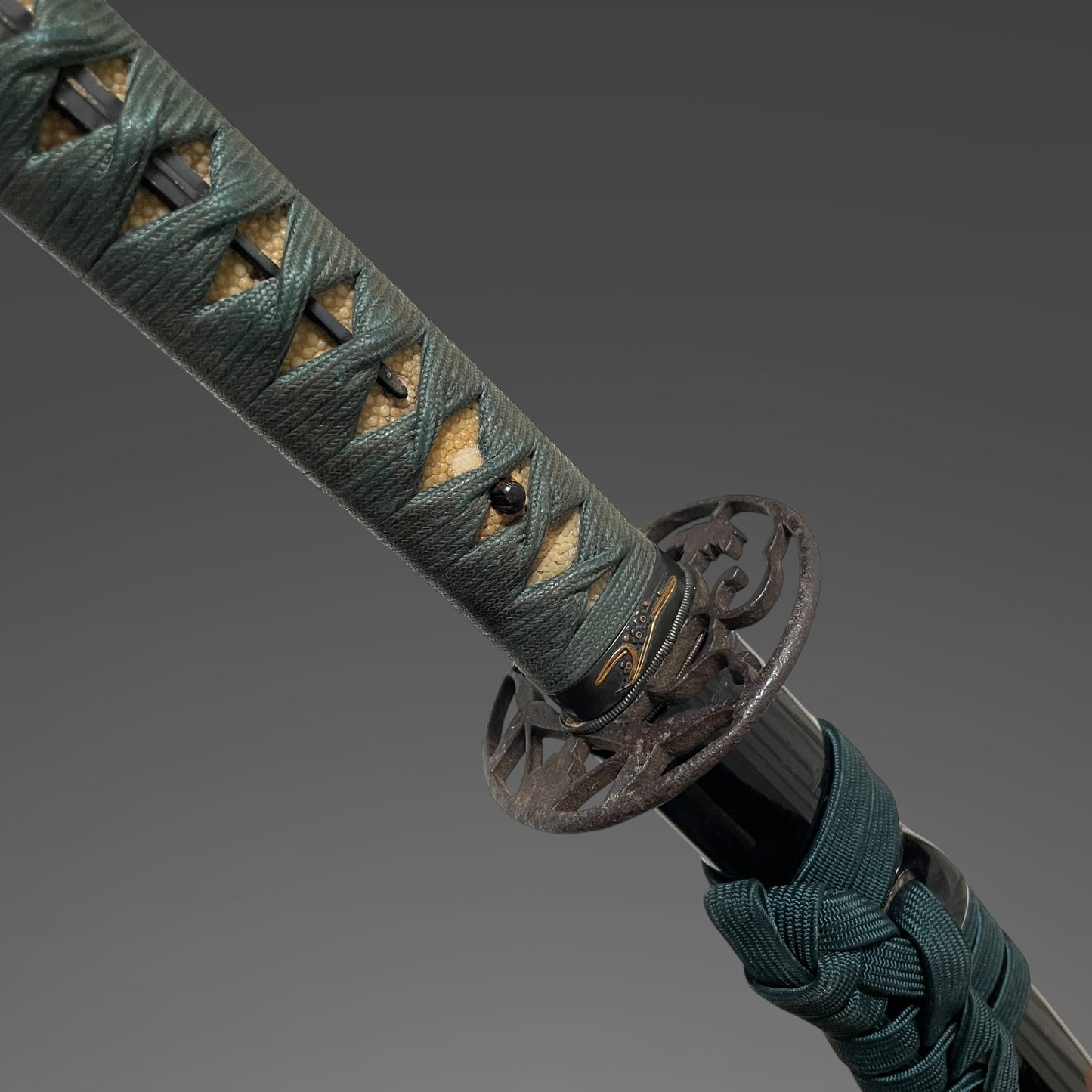 Masamehada 柾目肌 KATANA, Flowers and Vase Fuchikashira, Edo period mumei