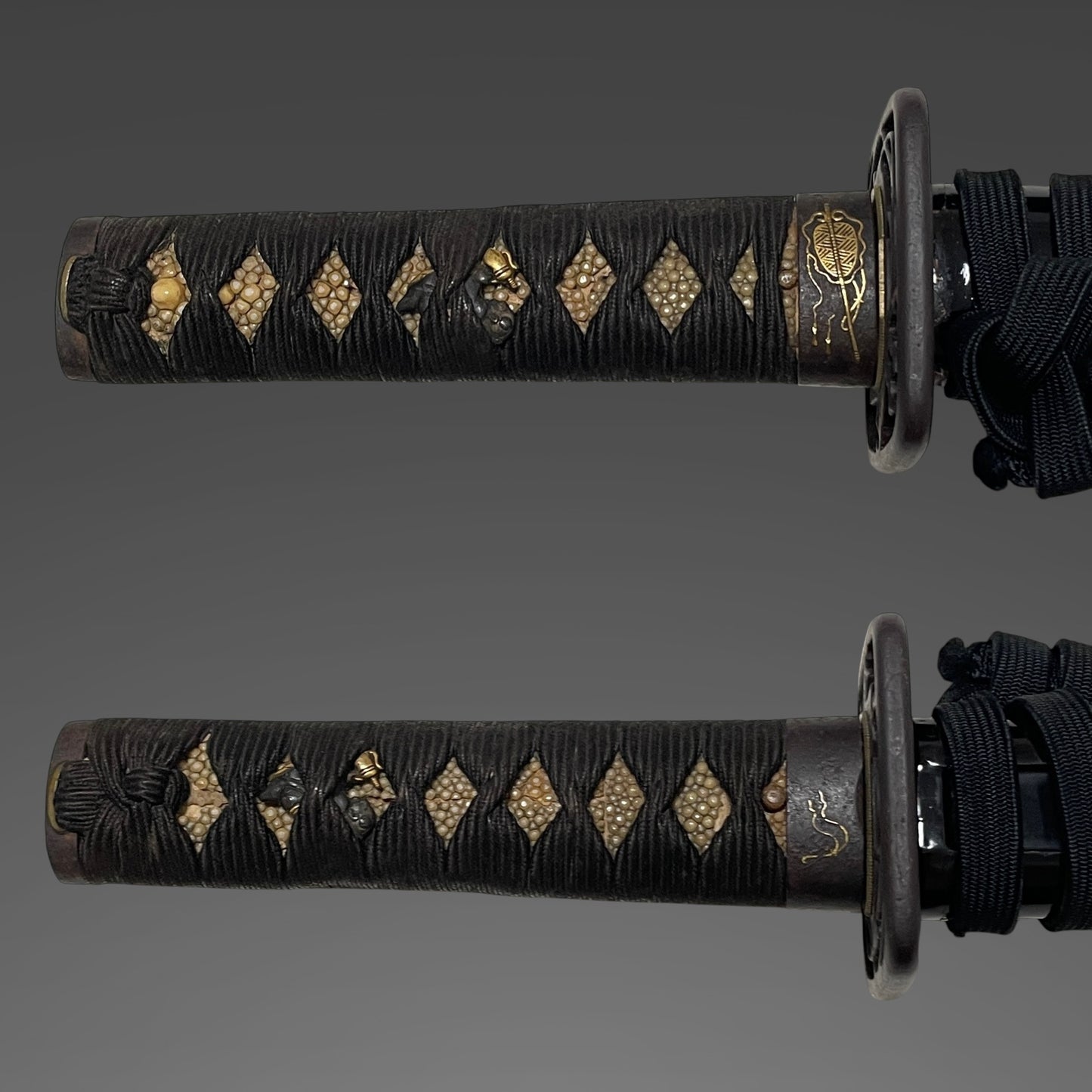 Gunbai-Fuchikashira 軍配縁頭 Wakizashi, Wide Hamon, Edo period mumei
