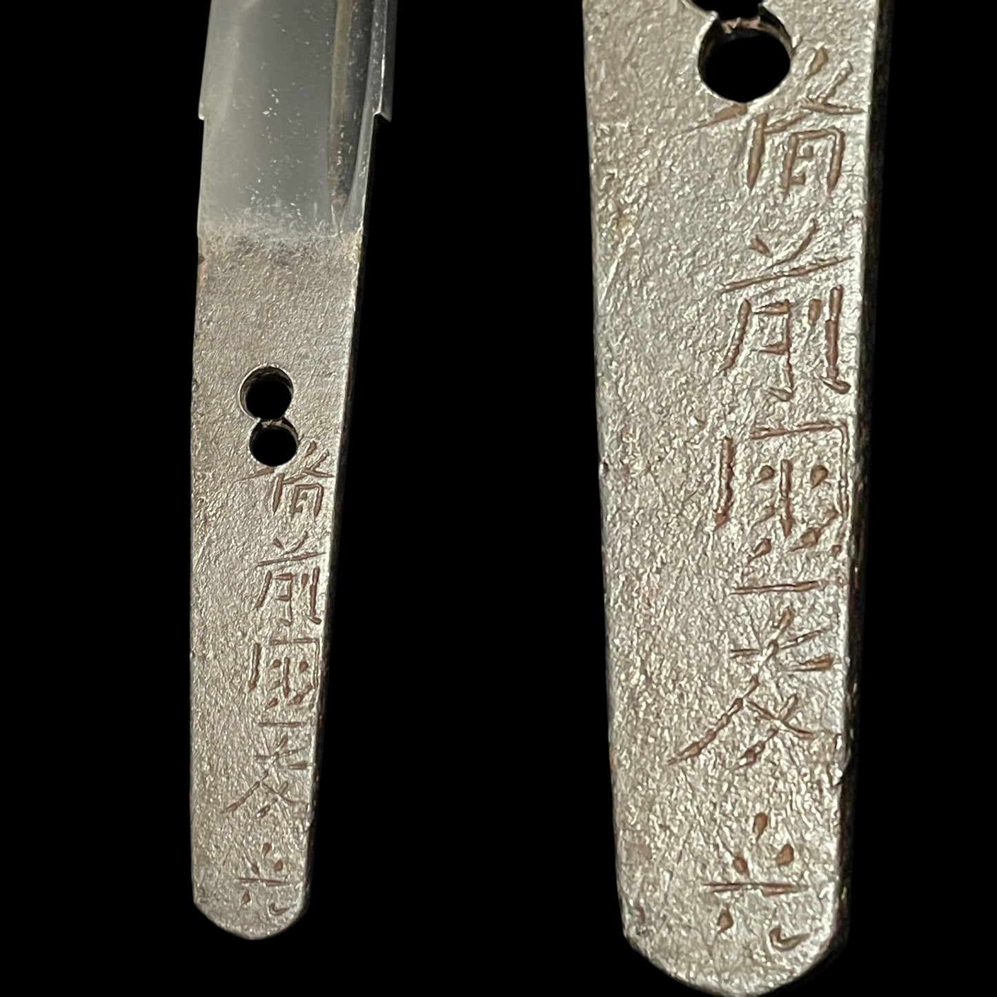 Bizenkoku Tomomitsu 備前國友光 signed TANTO, Yoshioka 吉岡 style Shakudo TSUBA