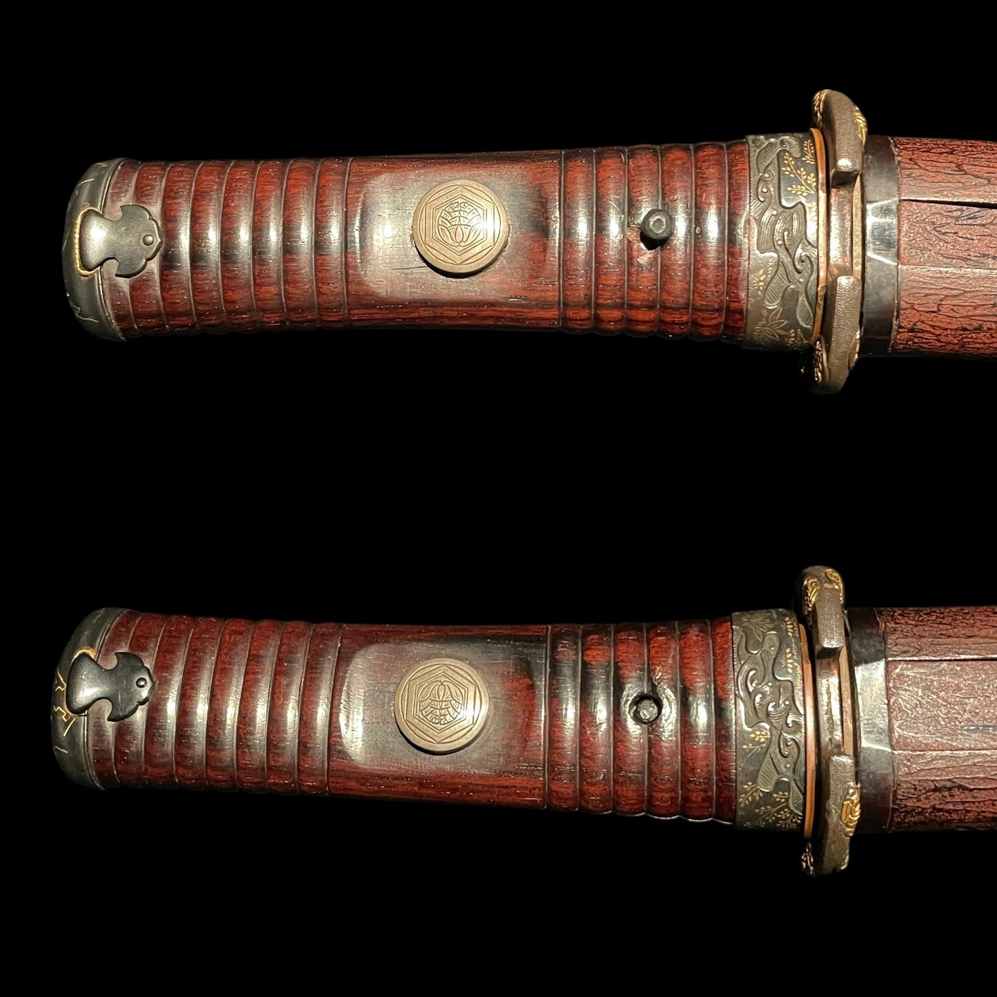 Bizenkoku Tomomitsu 備前國友光 signed TANTO, Yoshioka 吉岡 style Shakudo TSUBA