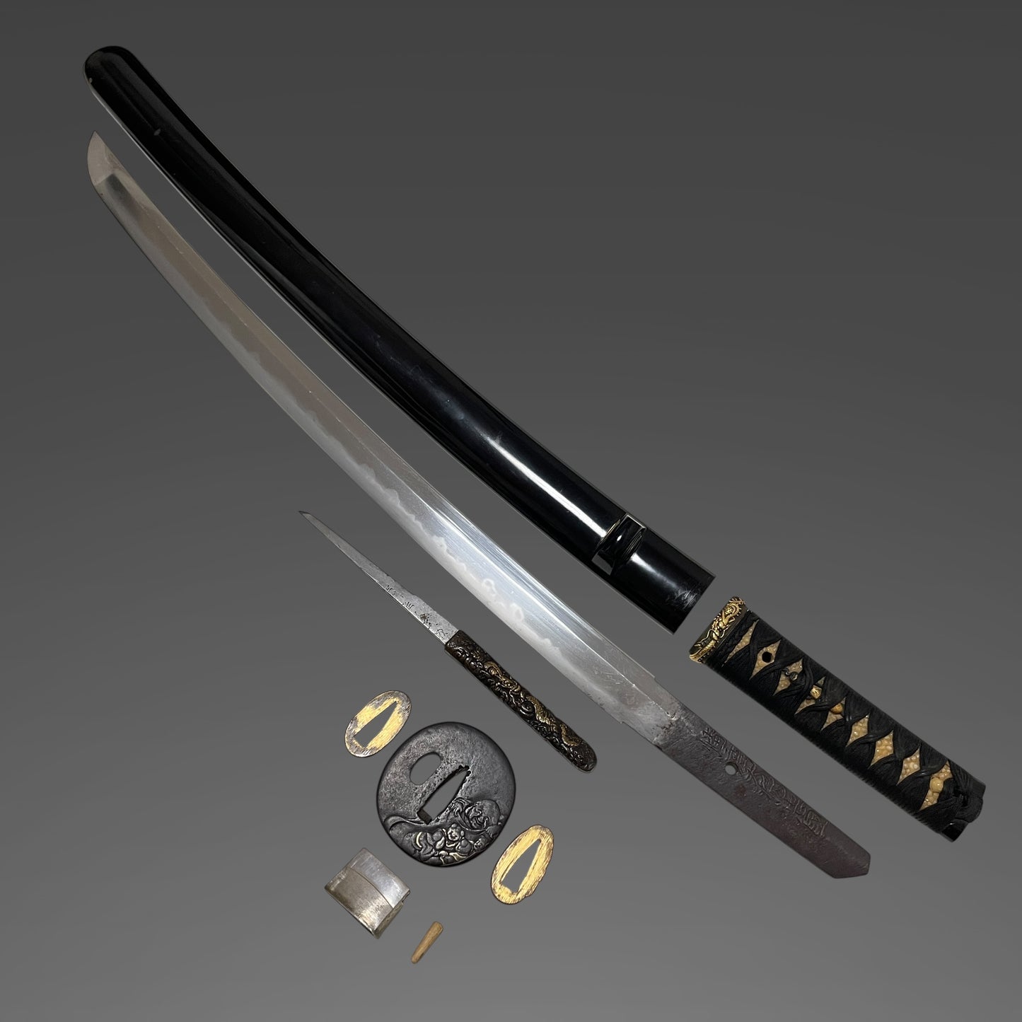 Harimadaijo Tadakuni 播磨大掾忠國 signed Wakizashi, Dragon Fuchi, Hotei Tsuba, Edo period