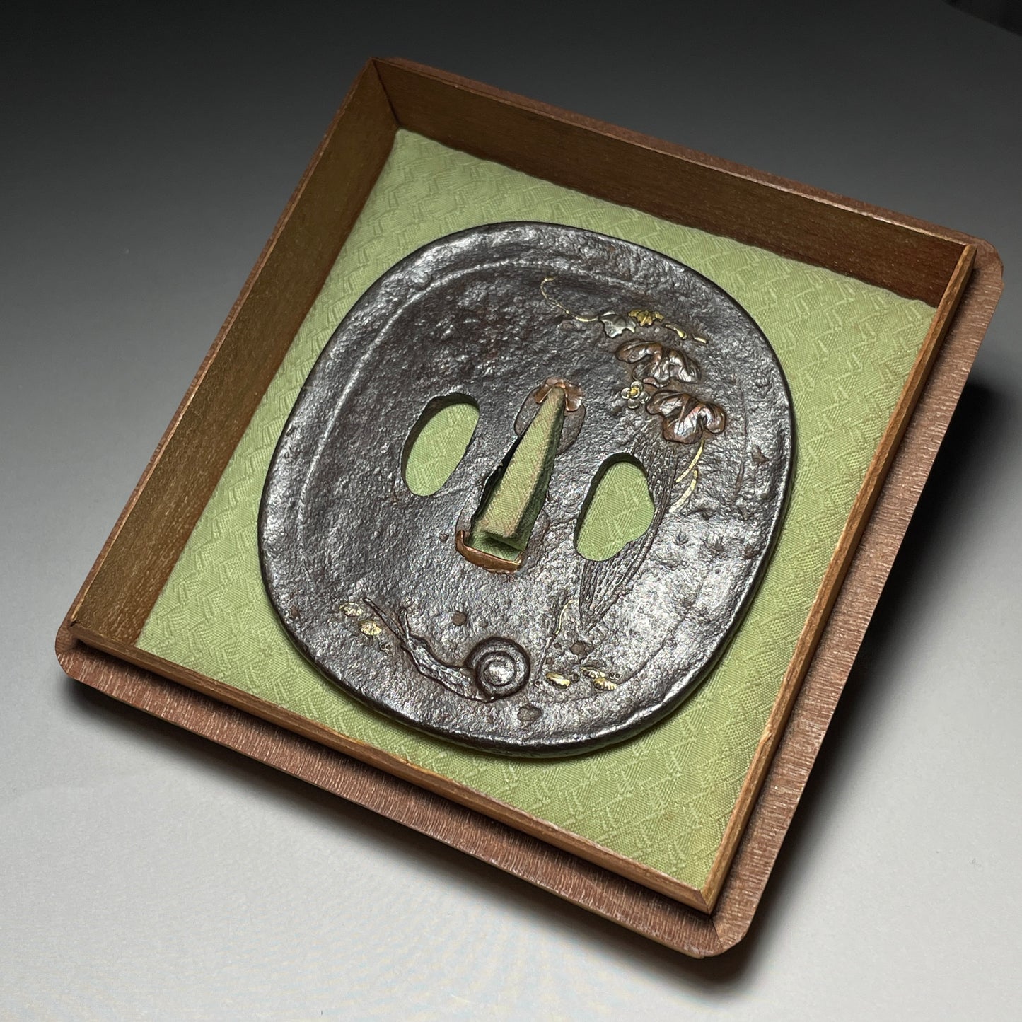 Snails Large TSUBA, 蝸牛鉄地大鍔, Edo period, Iron back, 86x81x4.4 156g