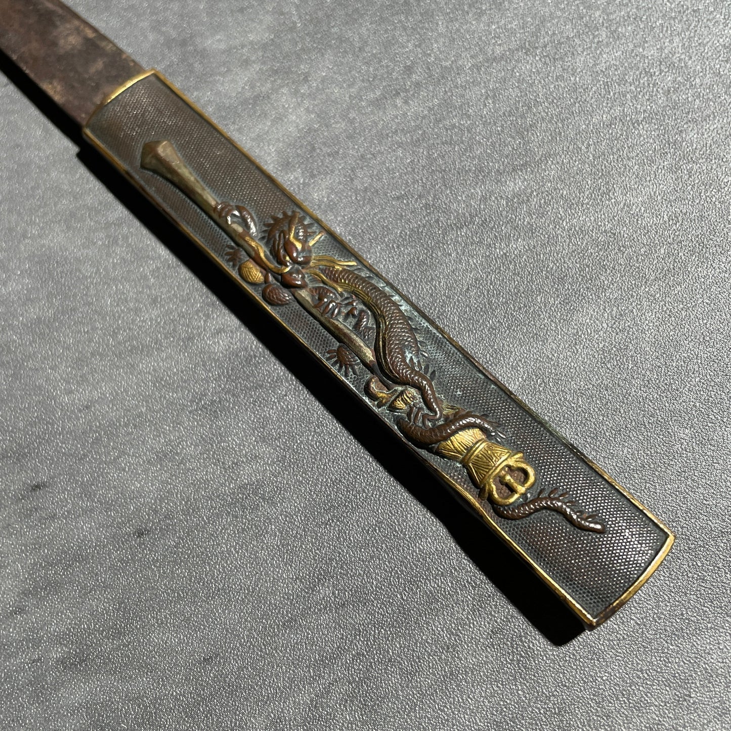 Kenmaki-Ryu 剣巻龍 Dragon and Sword KOZUKA, Shakudo back, Edo period