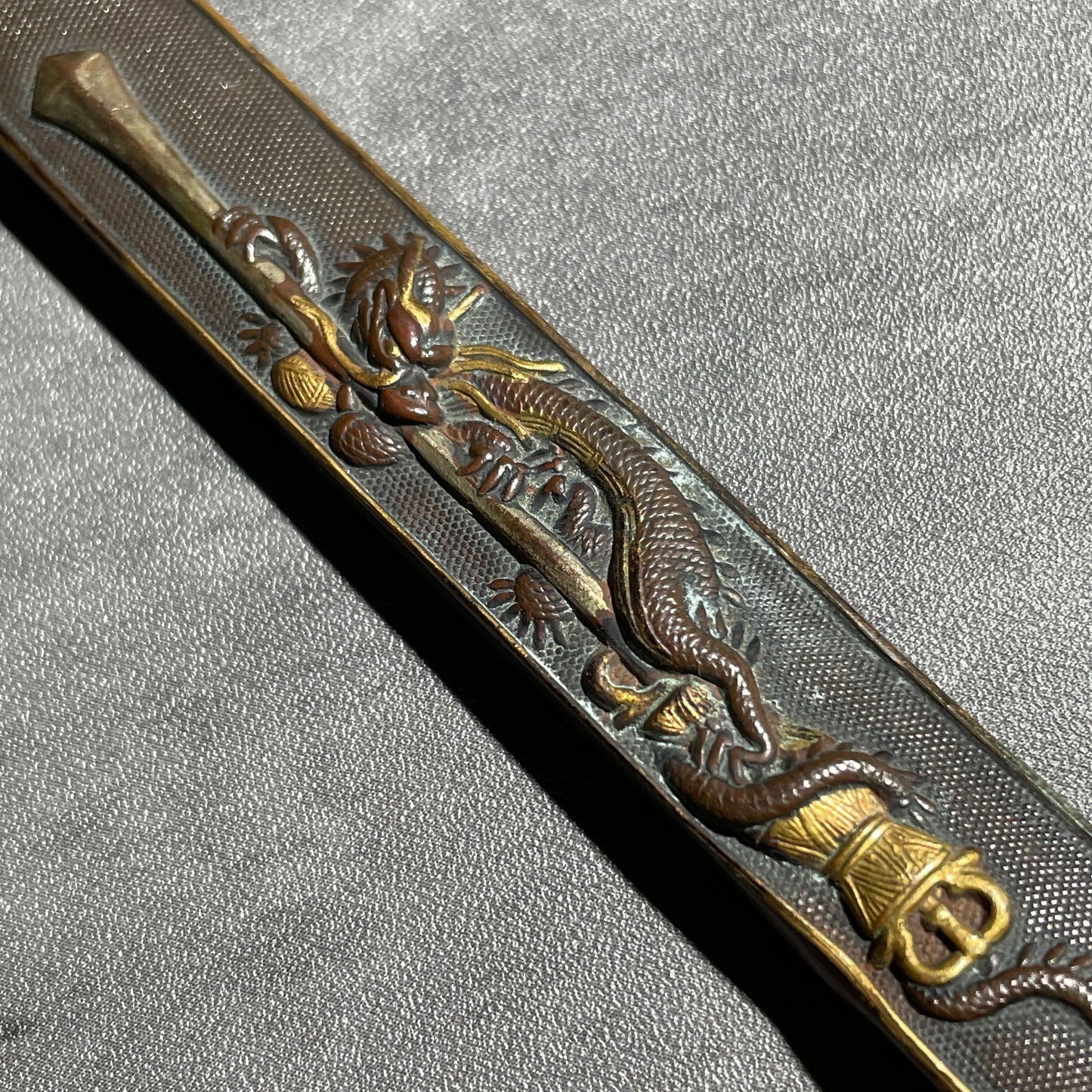 Kenmaki-Ryu 剣巻龍 Dragon and Sword KOZUKA, Shakudo back, Edo period