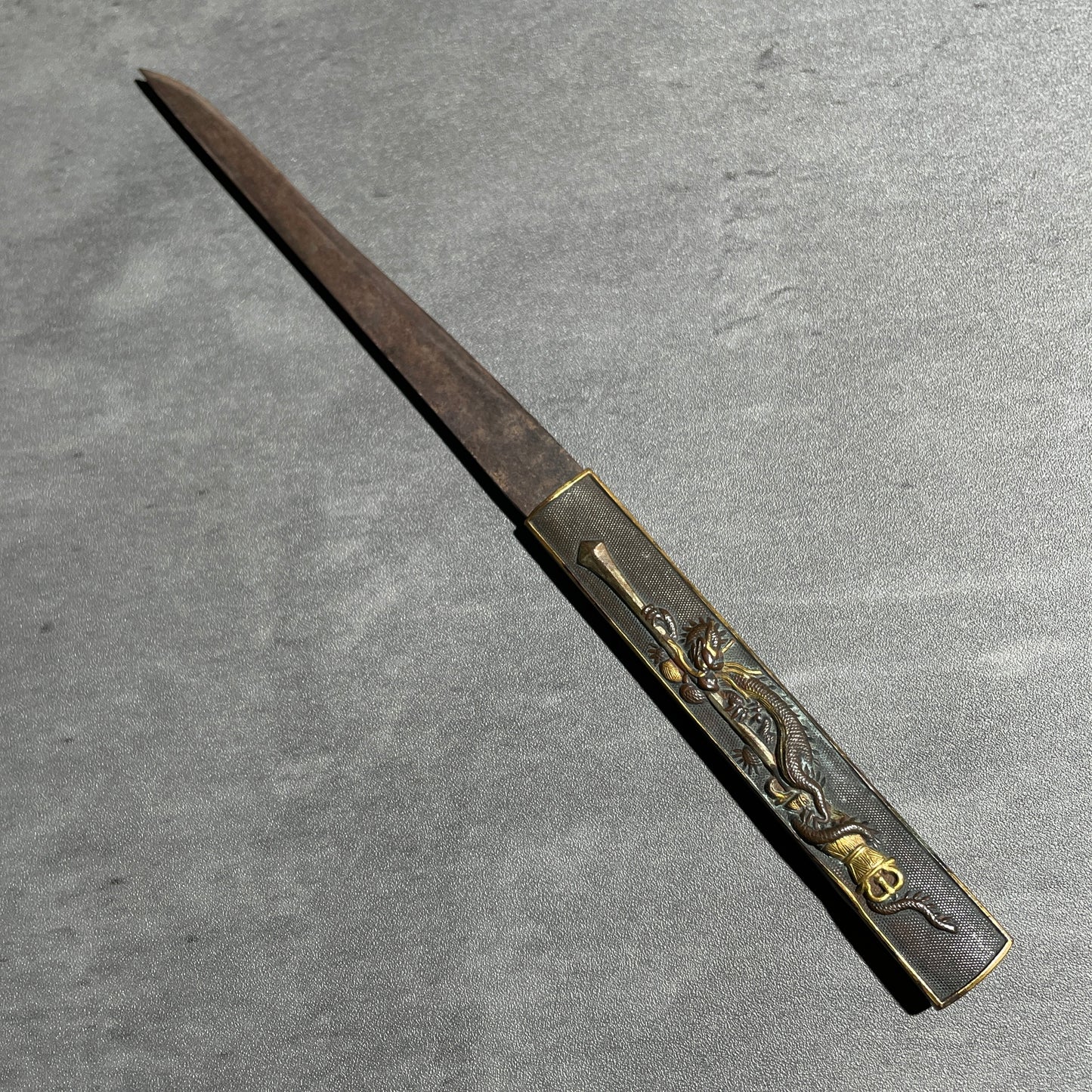 Kenmaki-Ryu 剣巻龍 Dragon and Sword KOZUKA, Shakudo back, Edo period