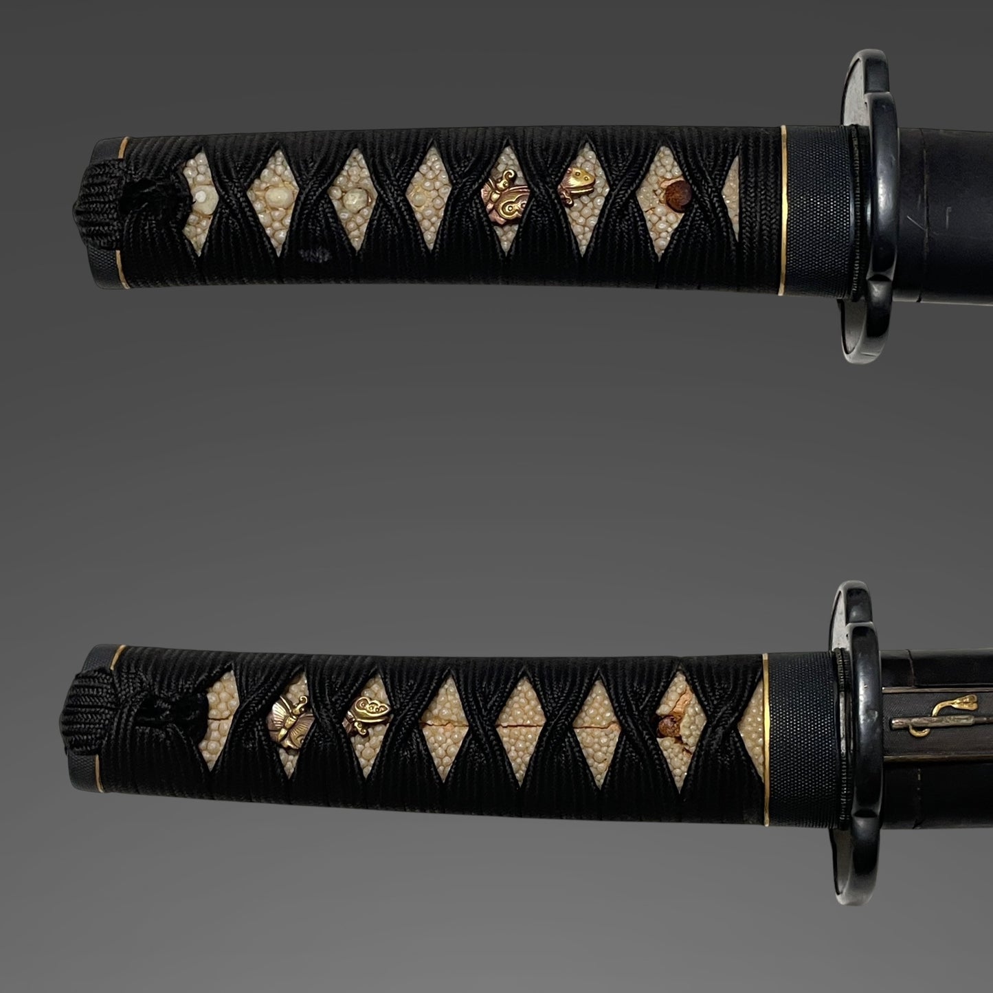 Amazing Hamon Kishu Ishido Yasumitsu 紀州石堂康光 Wakizashi, Shakudo nanako Fittings