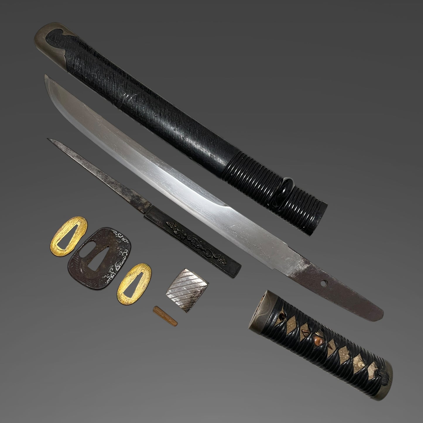 Unokubi-Zukuri 鵜首造, Koshikizami-Saya 腰刻鞘 TANTO, Thick Blade, with Dragon Kozuka