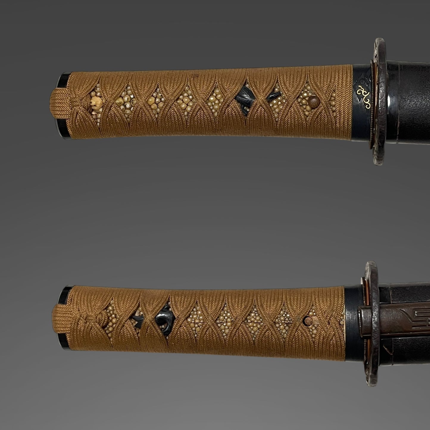 HITATSURA 皆焼 Wakizashi, Dragonfly Tsuba, Family crest Scabbard, Muromachi period mumei