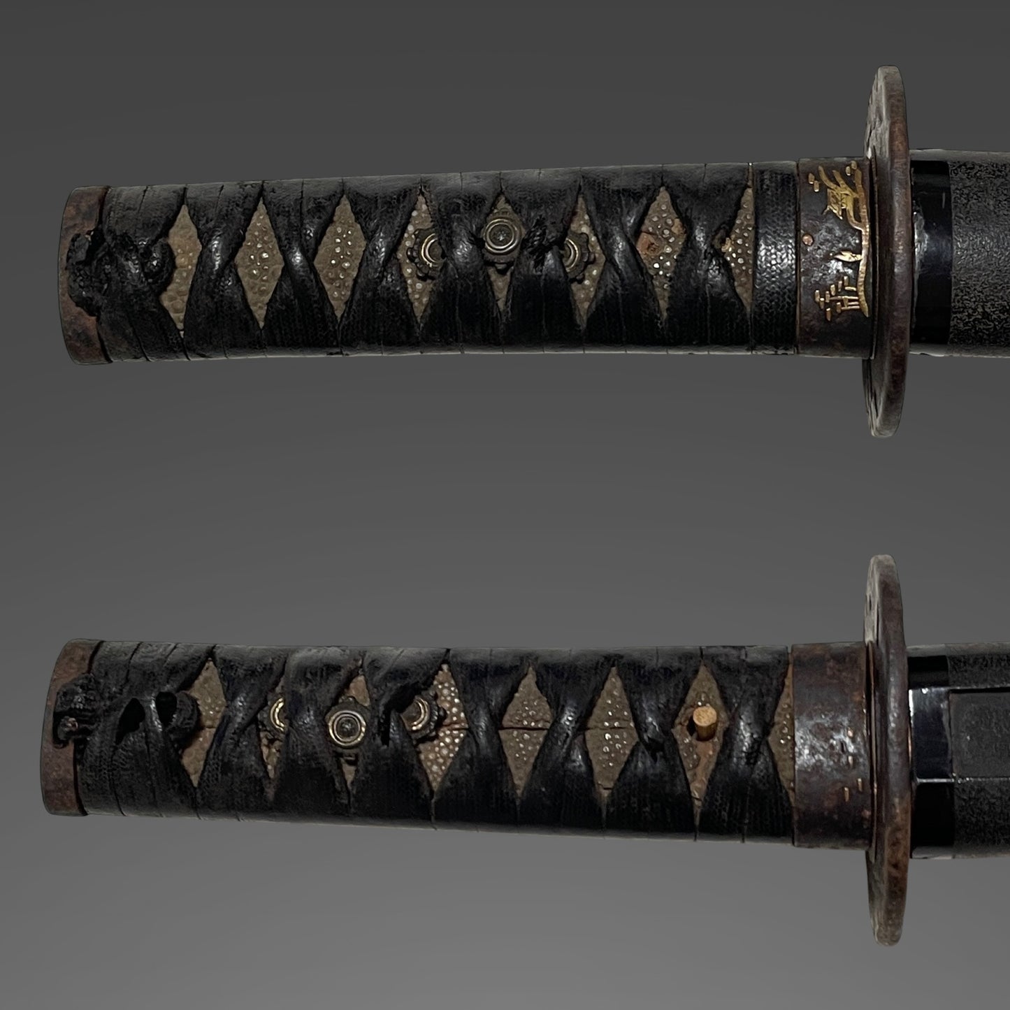 Short Wakizashi, Rinpo 輪宝 Menuki, Sadahiro 貞広 signed Tsuba, Edo period mumei